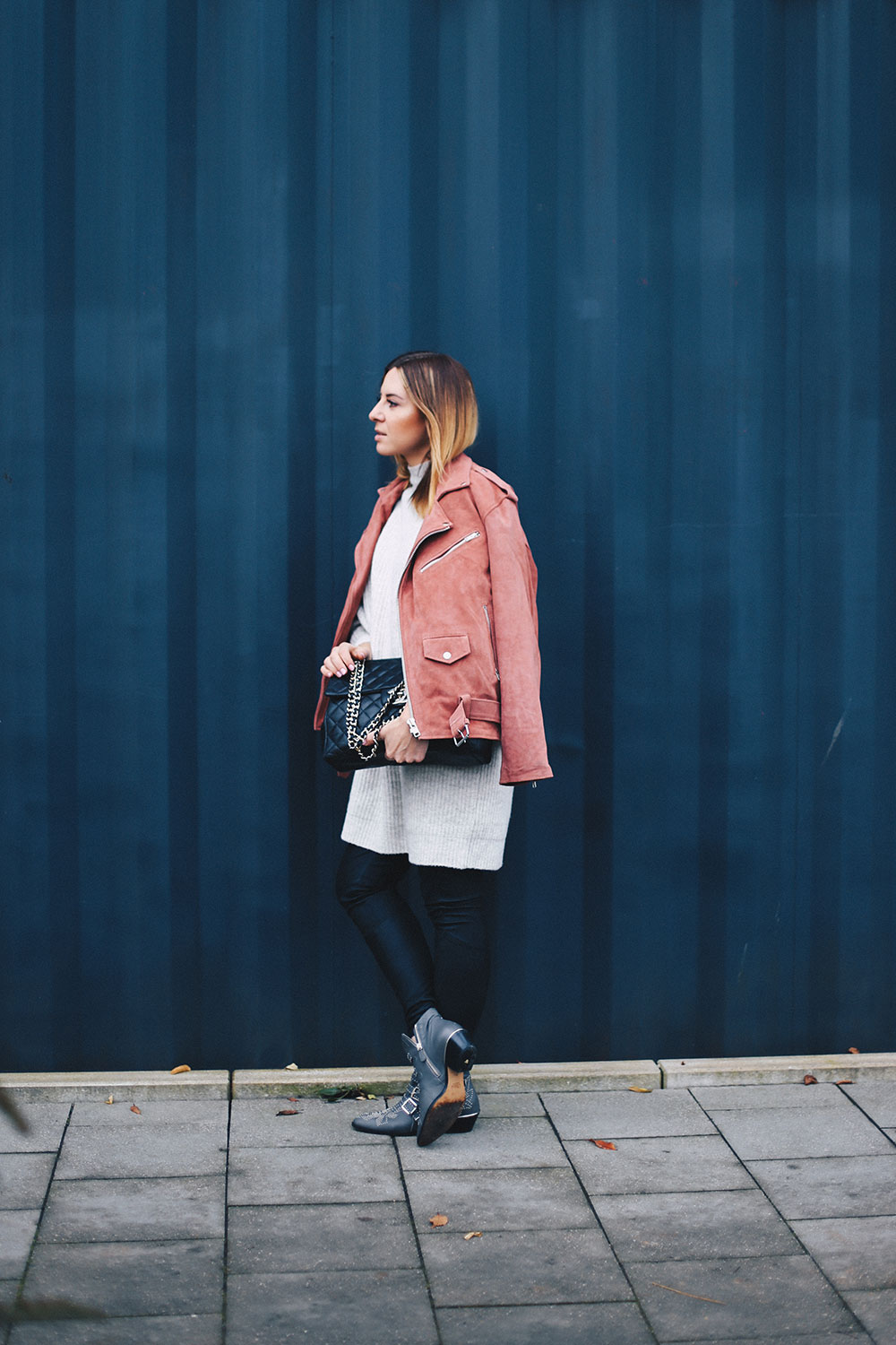 Outfit-Kombi mit Lederhose und Lederjacke, Tipps für Outfit-Fotos, American Vintage Lederjacke, Chloe Susanna Boots, Chanel Maxi Jumbo Bag, Strickkleid, Streetstyle, Outfit Blog, Modeblog, Fashion Blog, whoismocca.me