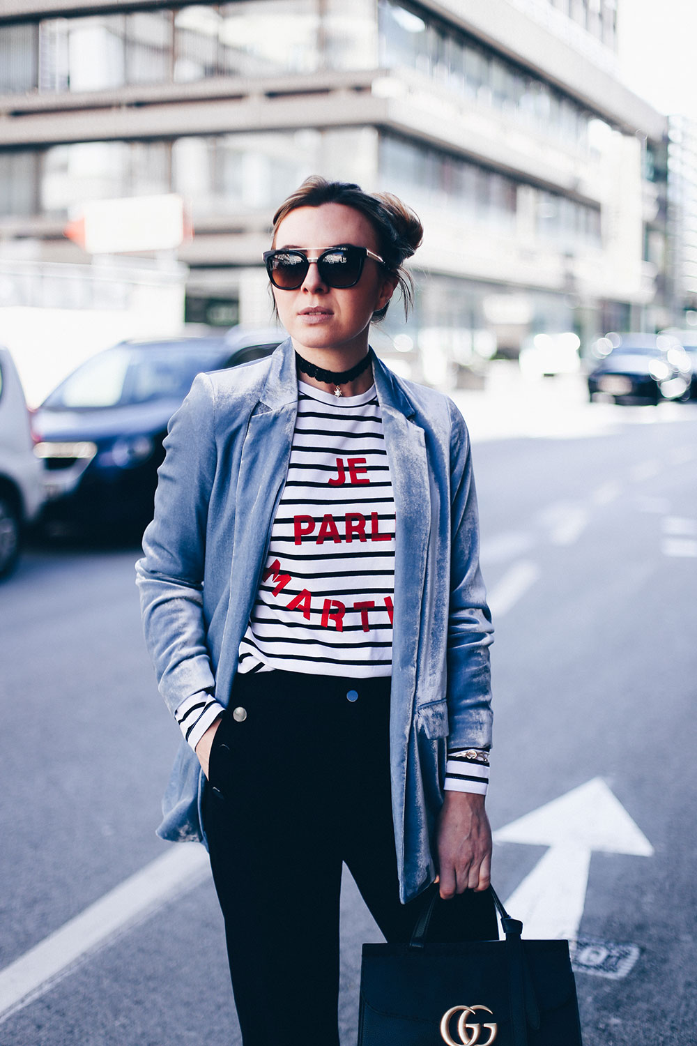 Office Look, Büro Outfit, Marlenehose kombinieren, GG Marmont Tasche schwarz, Samtblazer hellblau, Streifenshirt Etre Cecile, Fashion Blog, Modeblog, Outfit Blog, Streetstyle, whoismocca.me