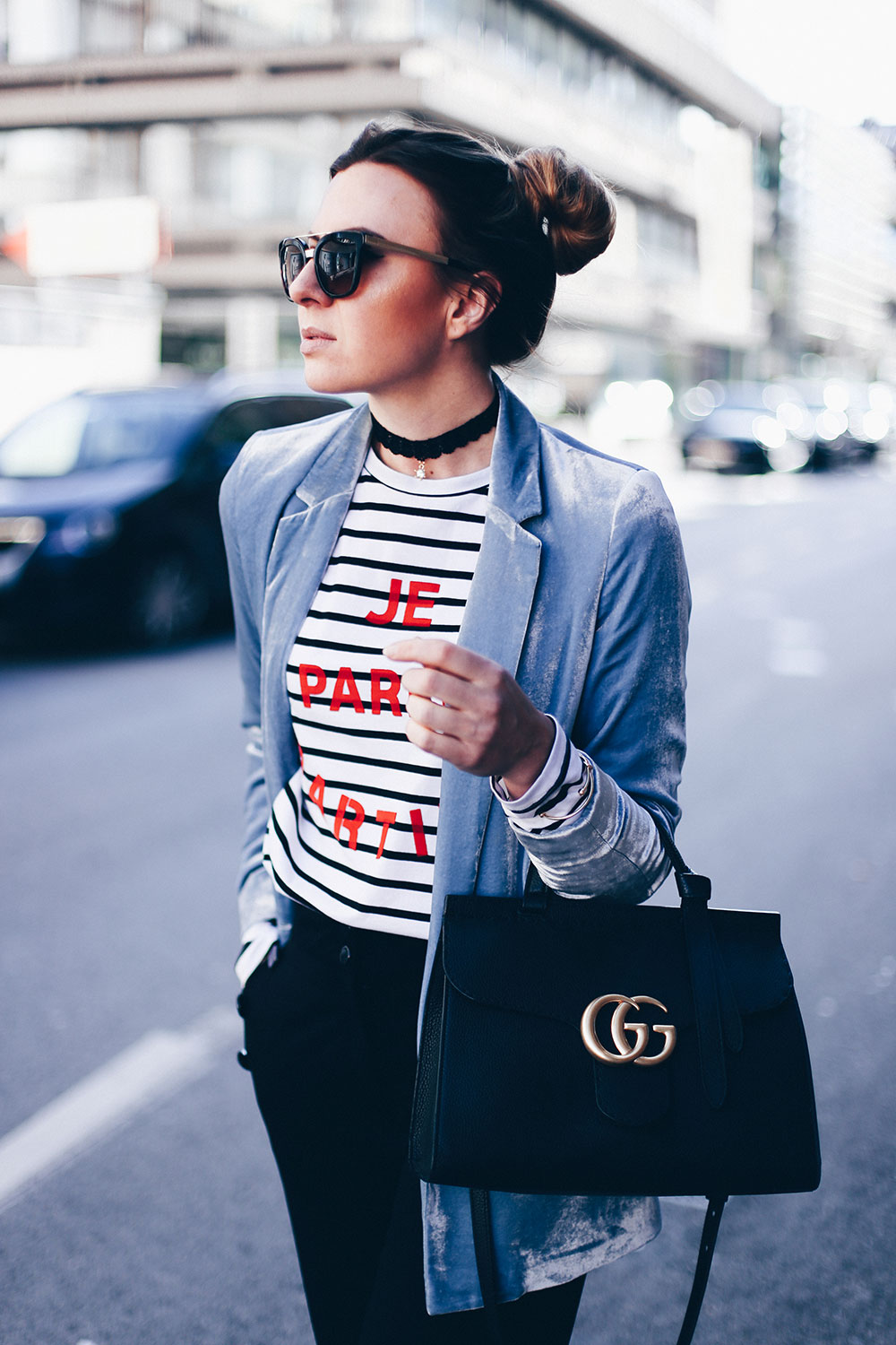 Office Look, Büro Outfit, Marlenehose kombinieren, GG Marmont Tasche schwarz, Samtblazer hellblau, Streifenshirt Etre Cecile, Fashion Blog, Modeblog, Outfit Blog, Streetstyle, whoismocca.me