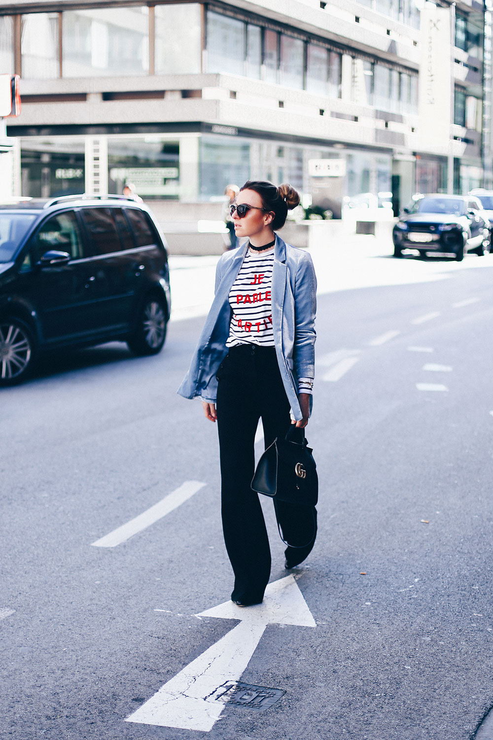 Office Look, Büro Outfit, Marlenehose kombinieren, GG Marmont Tasche schwarz, Samtblazer hellblau, Streifenshirt Etre Cecile, Fashion Blog, Modeblog, Outfit Blog, Streetstyle, whoismocca.me