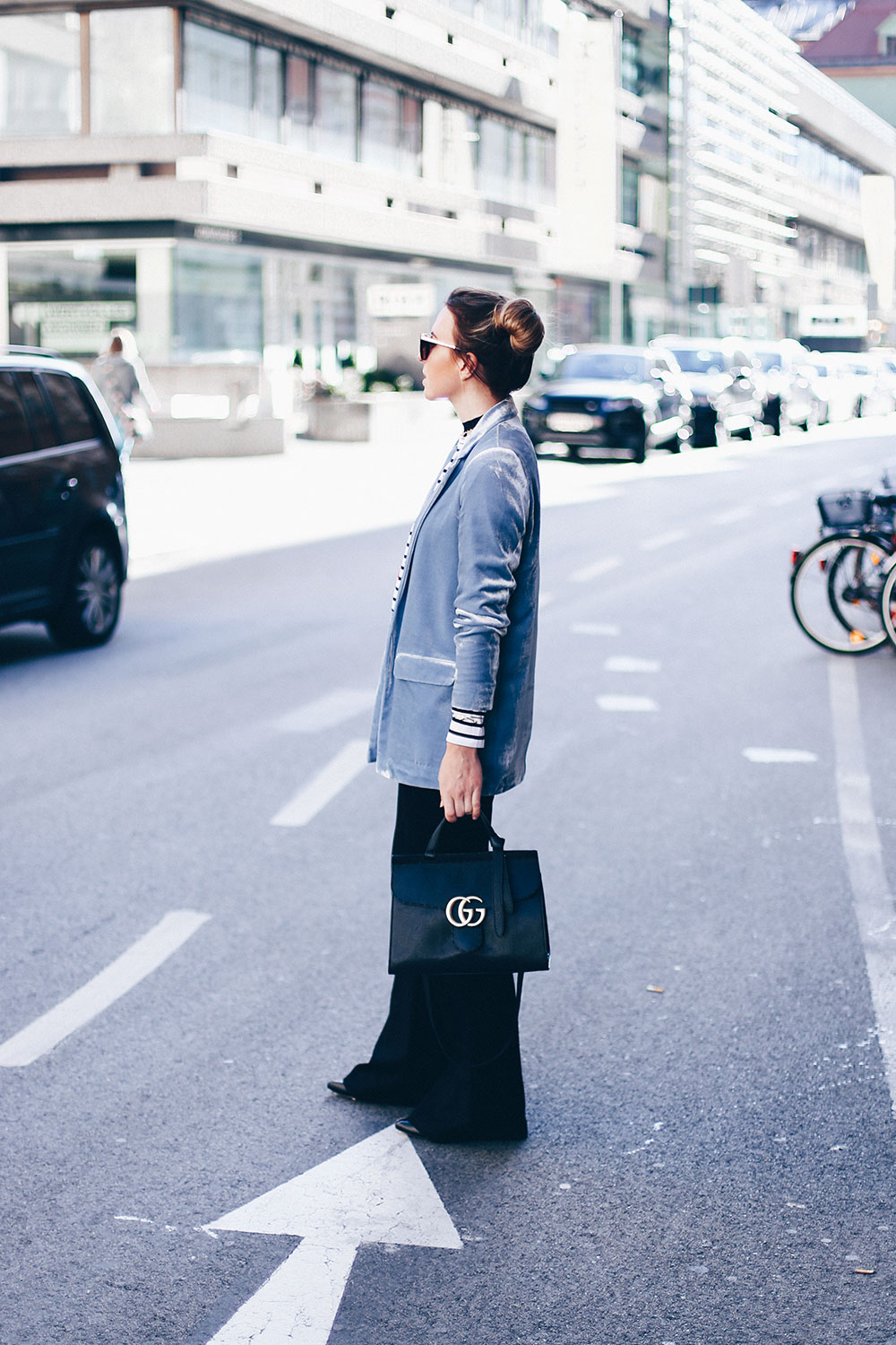 Office Look, Büro Outfit, Marlenehose kombinieren, GG Marmont Tasche schwarz, Samtblazer hellblau, Streifenshirt Etre Cecile, Fashion Blog, Modeblog, Outfit Blog, Streetstyle, whoismocca.me