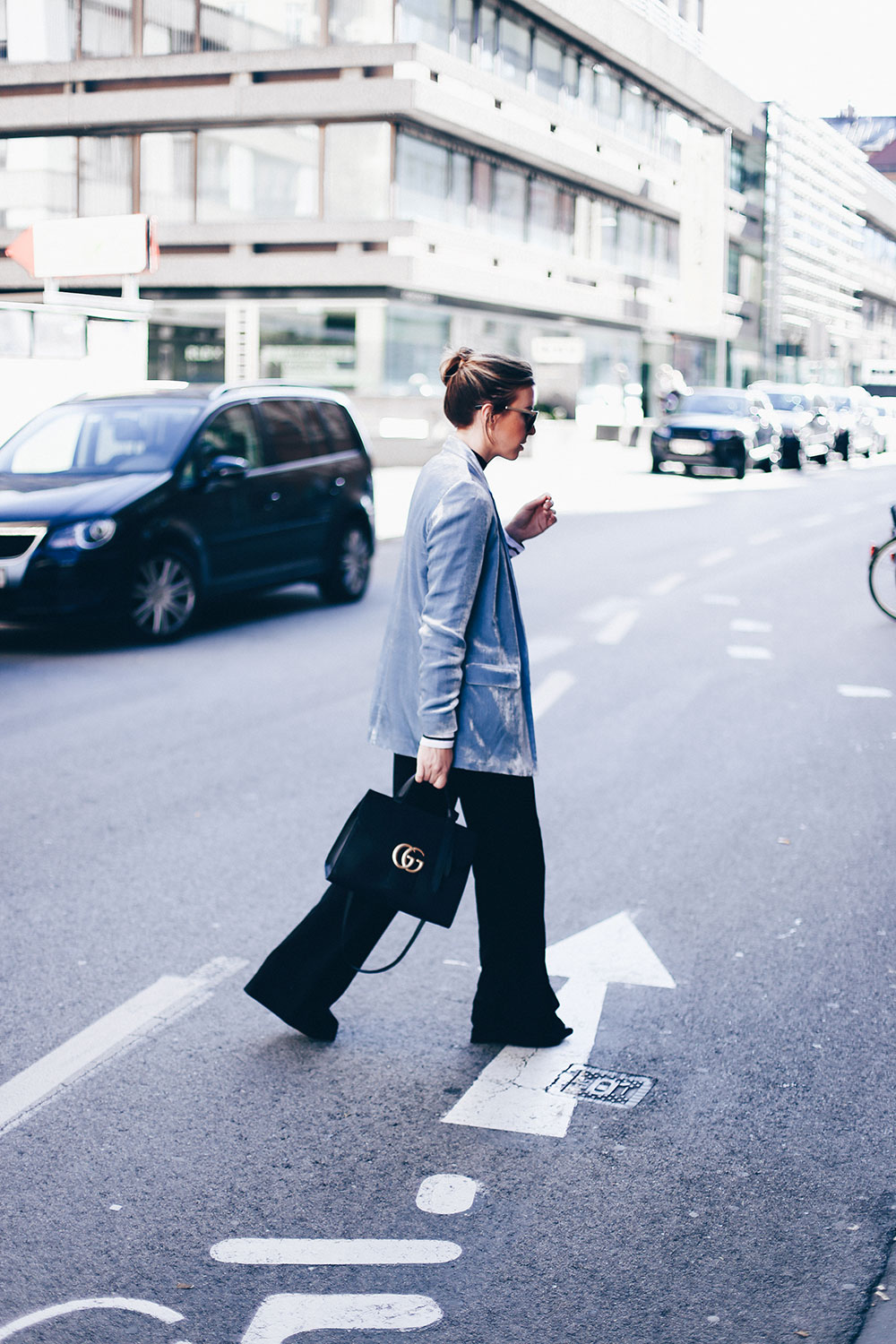 Office Look, Büro Outfit, Marlenehose kombinieren, GG Marmont Tasche schwarz, Samtblazer hellblau, Streifenshirt Etre Cecile, Fashion Blog, Modeblog, Outfit Blog, Streetstyle, whoismocca.me