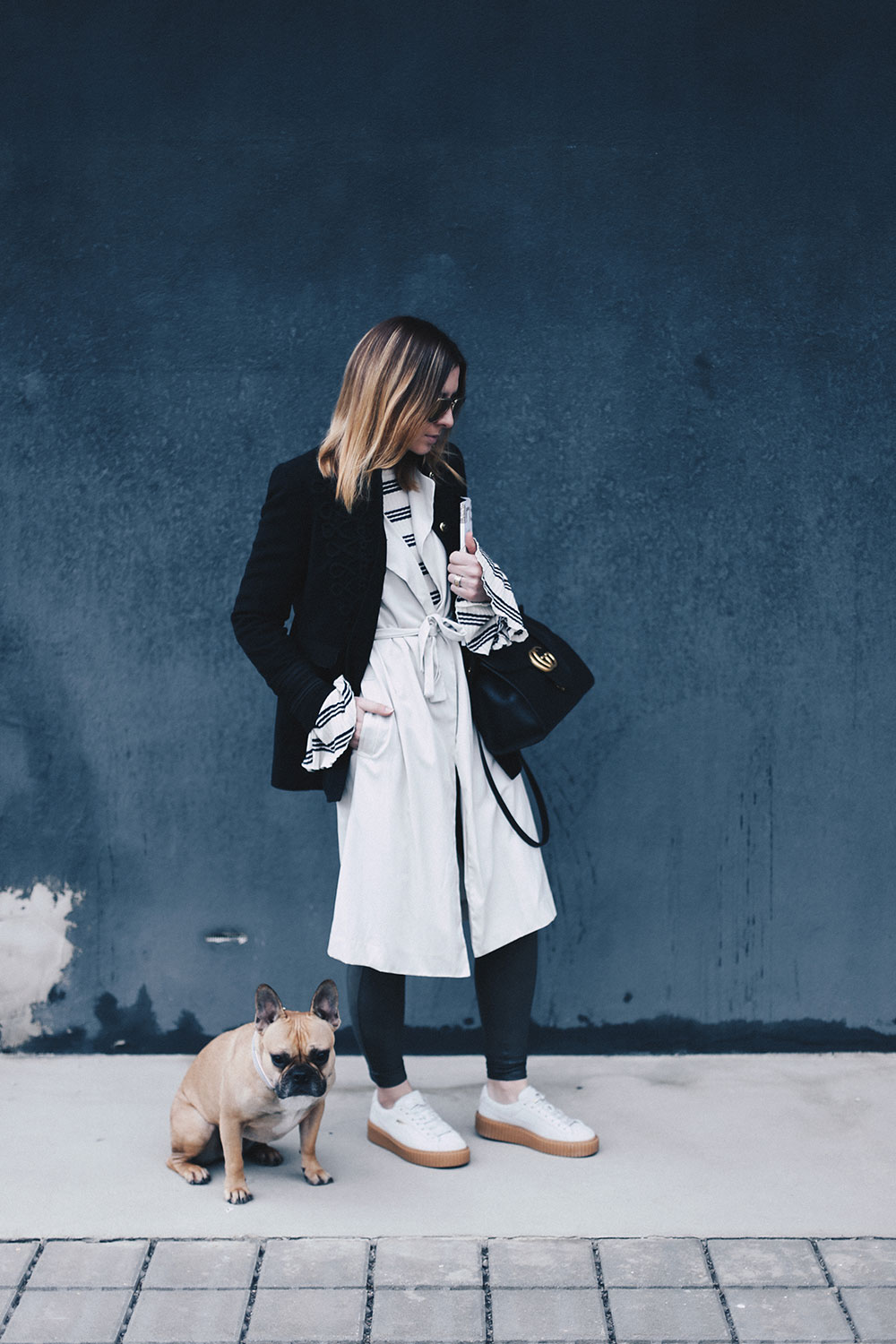 PUMA Creeper Sneakers, Fake Leder Leggings, Gucci GG Marmont Tasche, Sneaker Outfit, Trenchcoat, Blazer, Glockenärmel, Trompetenärmel, Fashion Blog, Outfitblog, Modeblog, whoismocca.me