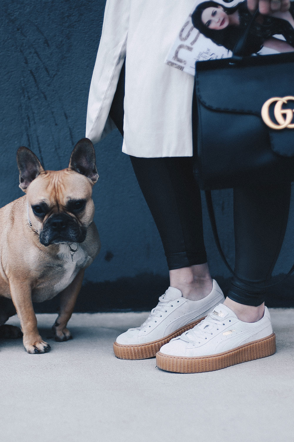 PUMA Creeper Sneakers, Fake Leder Leggings, Gucci GG Marmont Tasche, Sneaker Outfit, Trenchcoat, Blazer, Glockenärmel, Trompetenärmel, Fashion Blog, Outfitblog, Modeblog, whoismocca.me