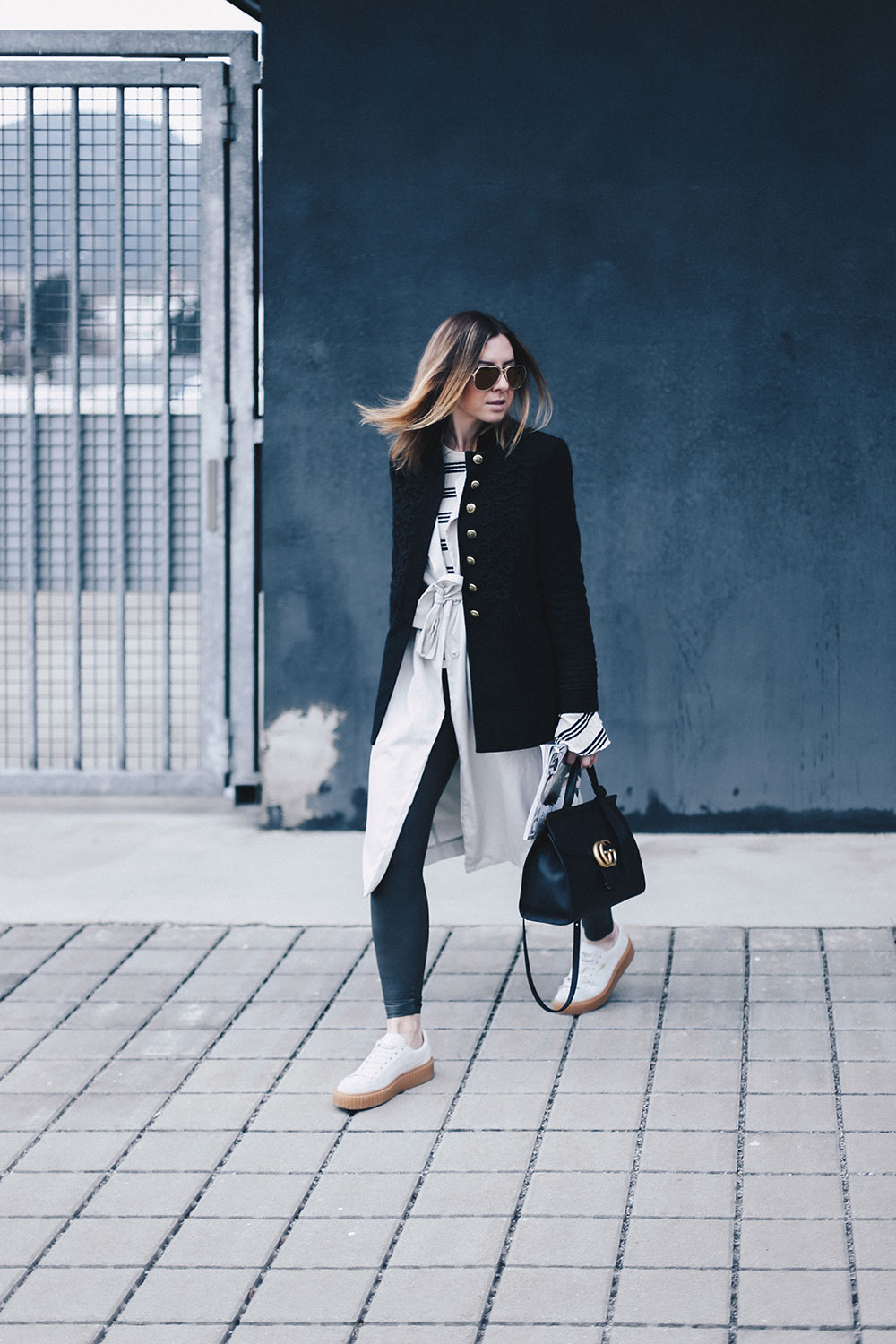 PUMA Creeper Sneakers, Fake Leder Leggings, Gucci GG Marmont Tasche, Sneaker Outfit, Trenchcoat, Blazer, Glockenärmel, Trompetenärmel, Fashion Blog, Outfitblog, Modeblog, whoismocca.me