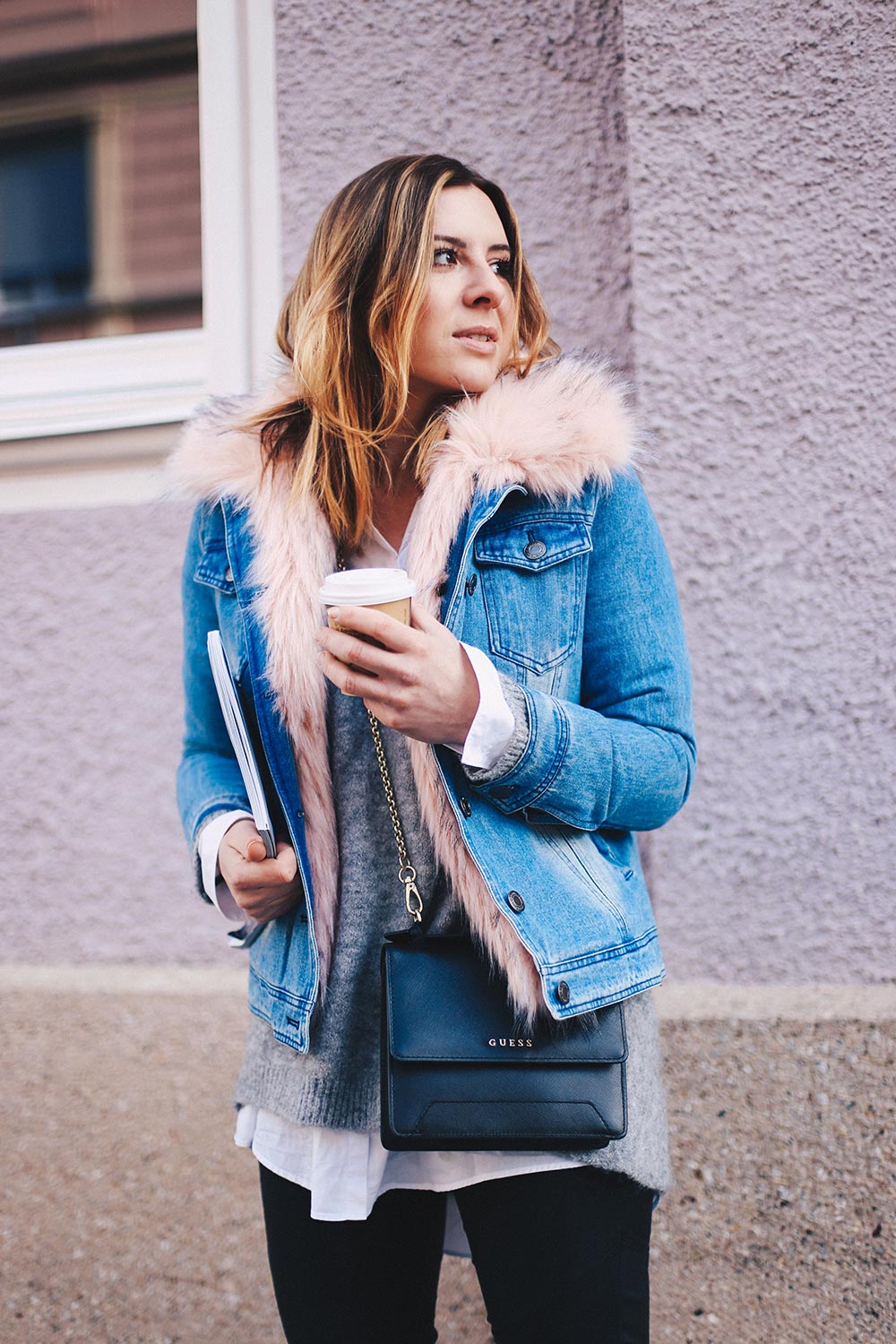 warme Jeansjacke mit Fake Fur Kragen, Lederhose, schwarze Boots, Cross Body Bag, Elle Magazine, Streetstyle Innsbruck, Fashion Blog, Modeblog, whoismocca.me