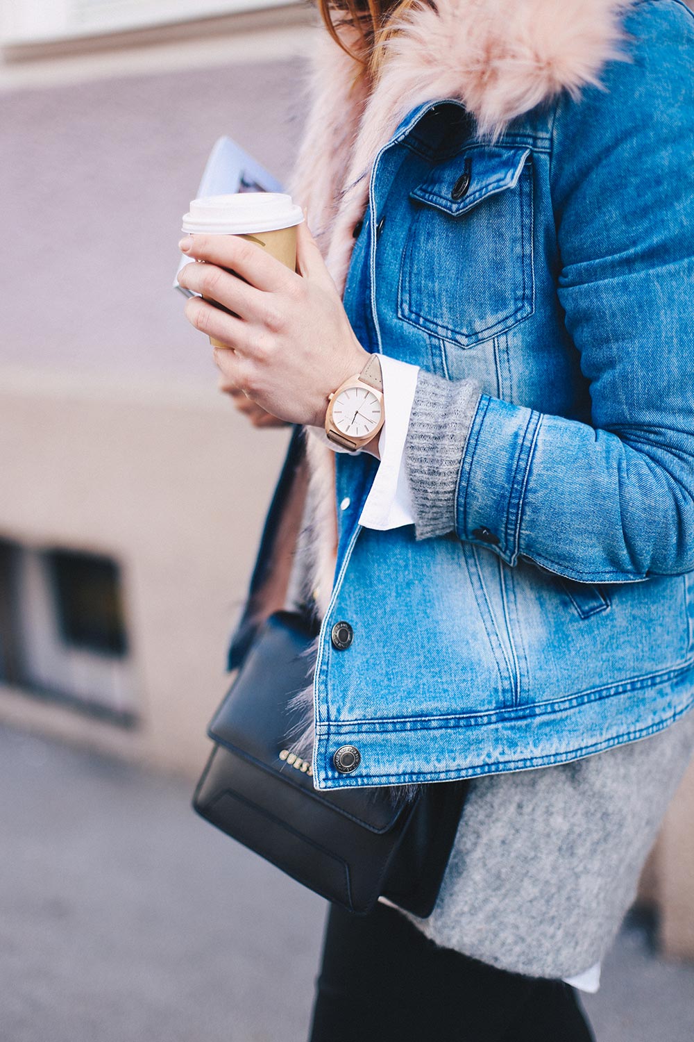 warme Jeansjacke mit Fake Fur Kragen, Lederhose, schwarze Boots, Cross Body Bag, Elle Magazine, Streetstyle Innsbruck, Fashion Blog, Modeblog, whoismocca.me