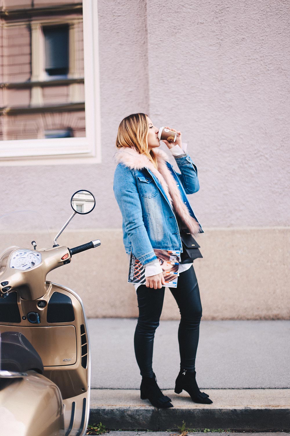 warme Jeansjacke mit Fake Fur Kragen, Lederhose, schwarze Boots, Cross Body Bag, Elle Magazine, Streetstyle Innsbruck, Fashion Blog, Modeblog, whoismocca.me