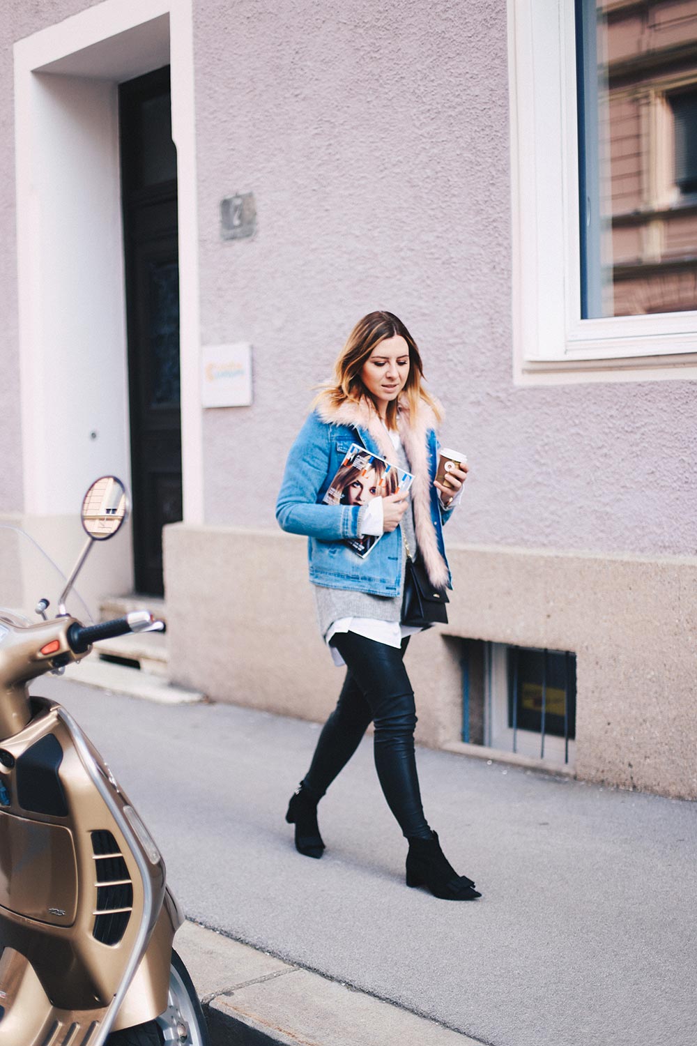 warme Jeansjacke mit Fake Fur Kragen, Lederhose, schwarze Boots, Cross Body Bag, Elle Magazine, Streetstyle Innsbruck, Fashion Blog, Modeblog, whoismocca.me