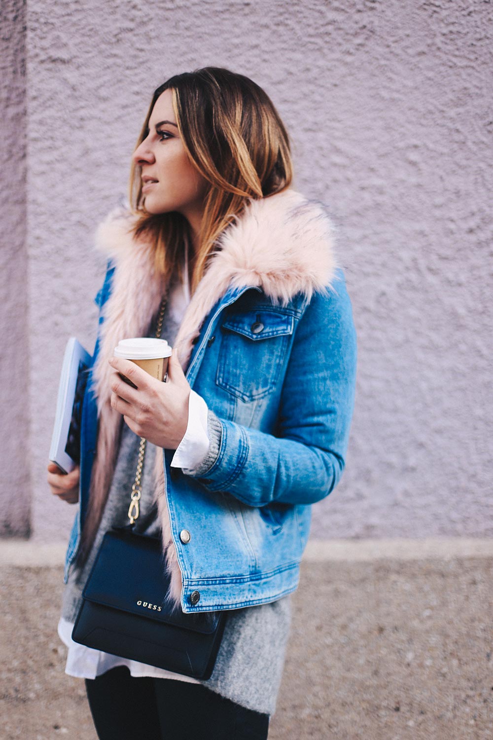 warme Jeansjacke mit Fake Fur Kragen, Lederhose, schwarze Boots, Cross Body Bag, Elle Magazine, Streetstyle Innsbruck, Fashion Blog, Modeblog, whoismocca.me