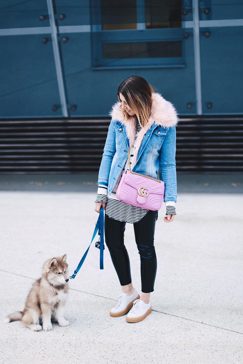 Sneaker im Winter, Winter Outfit, Streetstyle, Fake Fur Denim Jacke, Lacklederhose, Streifen-Mix, Outfit Blog, Fashion Blog, Modeblog, whoismocca.me