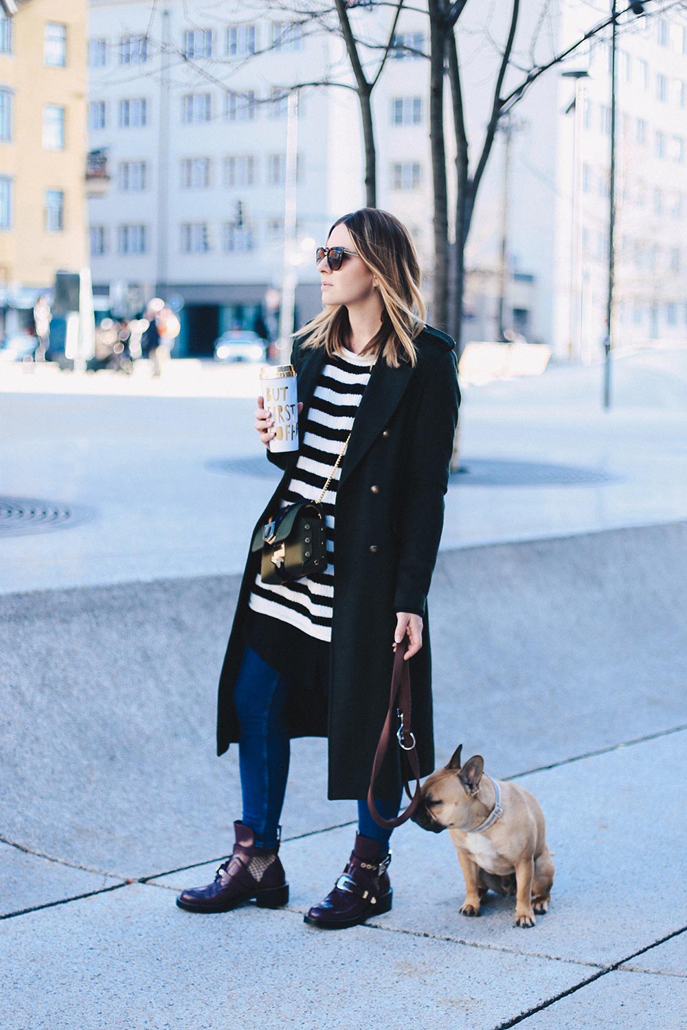 Jimmy Choo Lockett Petite Bag und Balenciaga Ceinture Boots, Skinny Jeans, Winter Streetstyle, Coffe To Go, But First Coffee, Frenchie, Fashion Blog, Modeblog, Outfit Blog, whoismocca.me