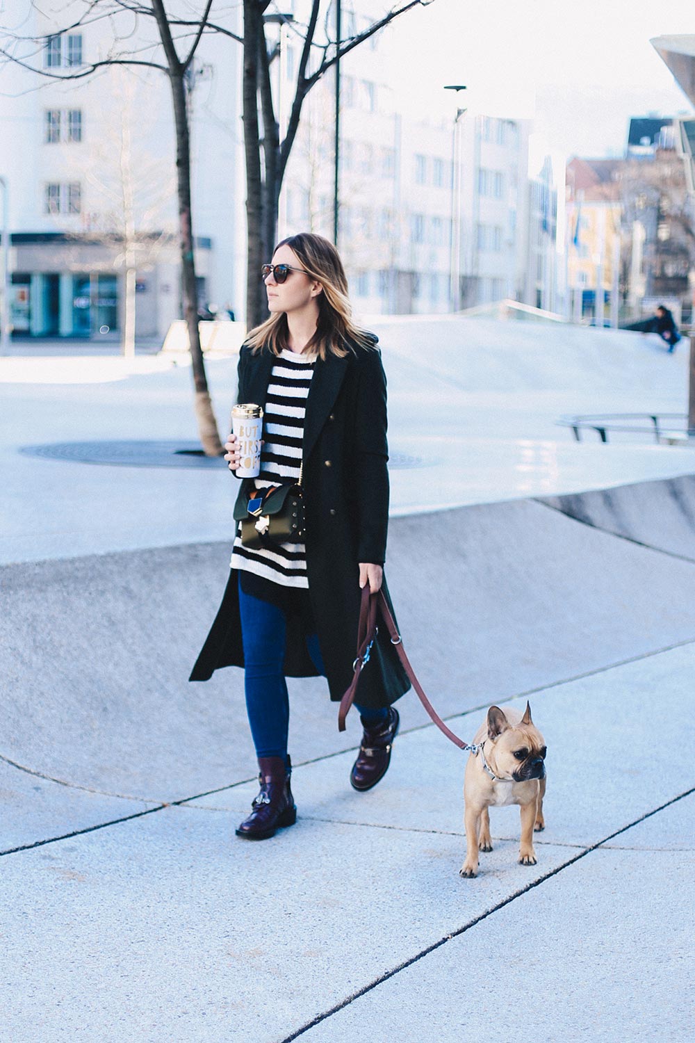 Jimmy Choo Lockett Petite Bag und Balenciaga Ceinture Boots, Skinny Jeans, Winter Streetstyle, Coffe To Go, But First Coffee, Frenchie, Fashion Blog, Modeblog, Outfit Blog, whoismocca.me