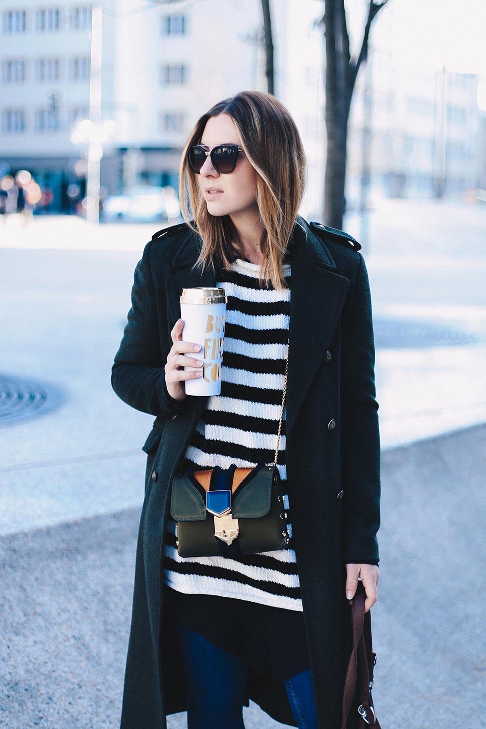 Jimmy Choo Lockett Petite Bag und Balenciaga Ceinture Boots, Skinny Jeans, Winter Streetstyle, Coffe To Go, But First Coffee, Frenchie, Fashion Blog, Modeblog, Outfit Blog, whoismocca.me