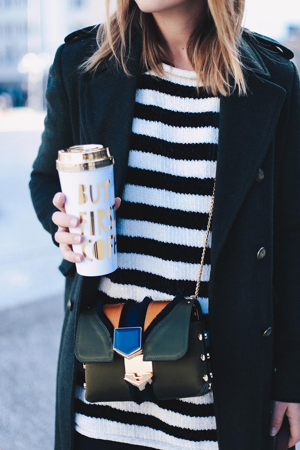 Jimmy Choo Lockett Petite Bag und Balenciaga Ceinture Boots, Skinny Jeans, Winter Streetstyle, Coffe To Go, But First Coffee, Frenchie, Fashion Blog, Modeblog, Outfit Blog, whoismocca.me