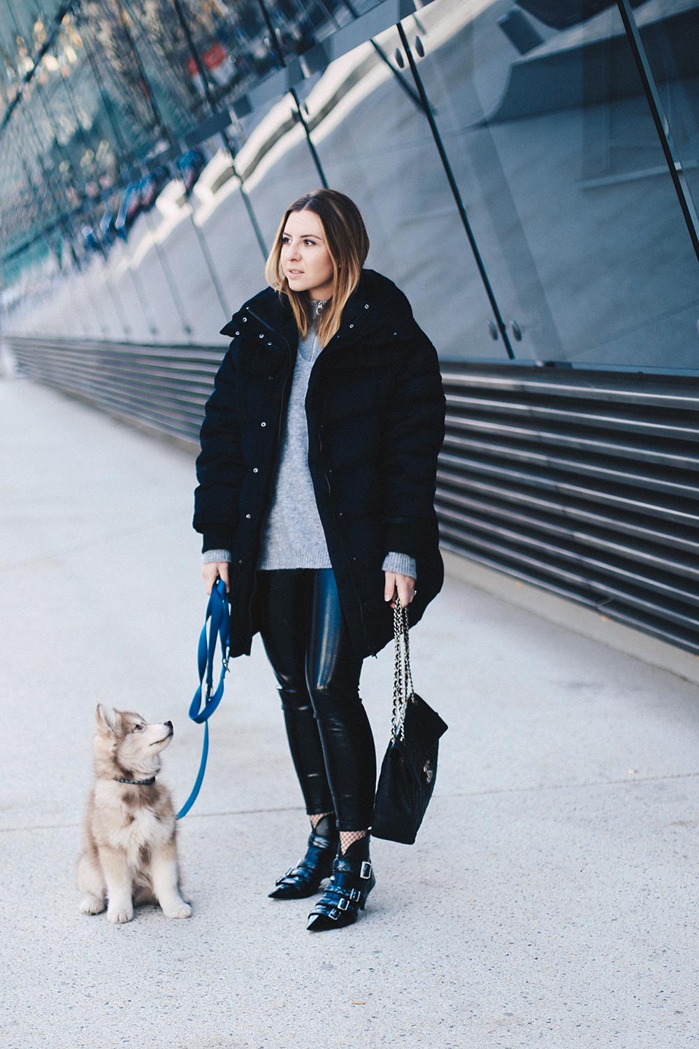 Outfit mit Lacklederhose, Oversize-Pufferjacke, Layering, Winter Outfit, Streetstyle, Fashion Blog, Modeblog, Outfit Blog, whoismocca.me