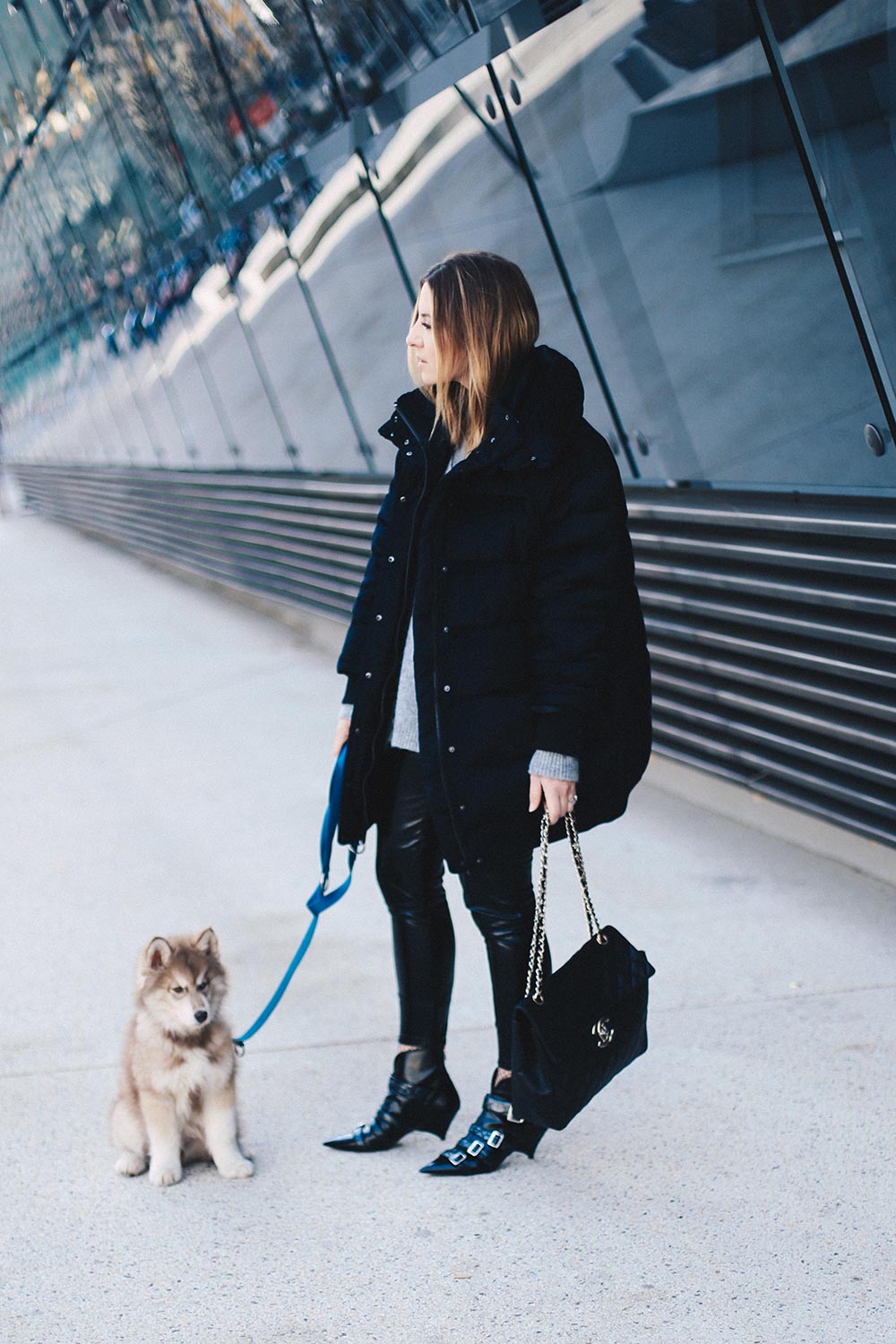 Vintage Designer Taschen, Outfit mit Lacklederhose, Oversize-Pufferjacke, Layering, Winter Outfit, Streetstyle, Fashion Blog, Modeblog, Outfit Blog, whoismocca.me