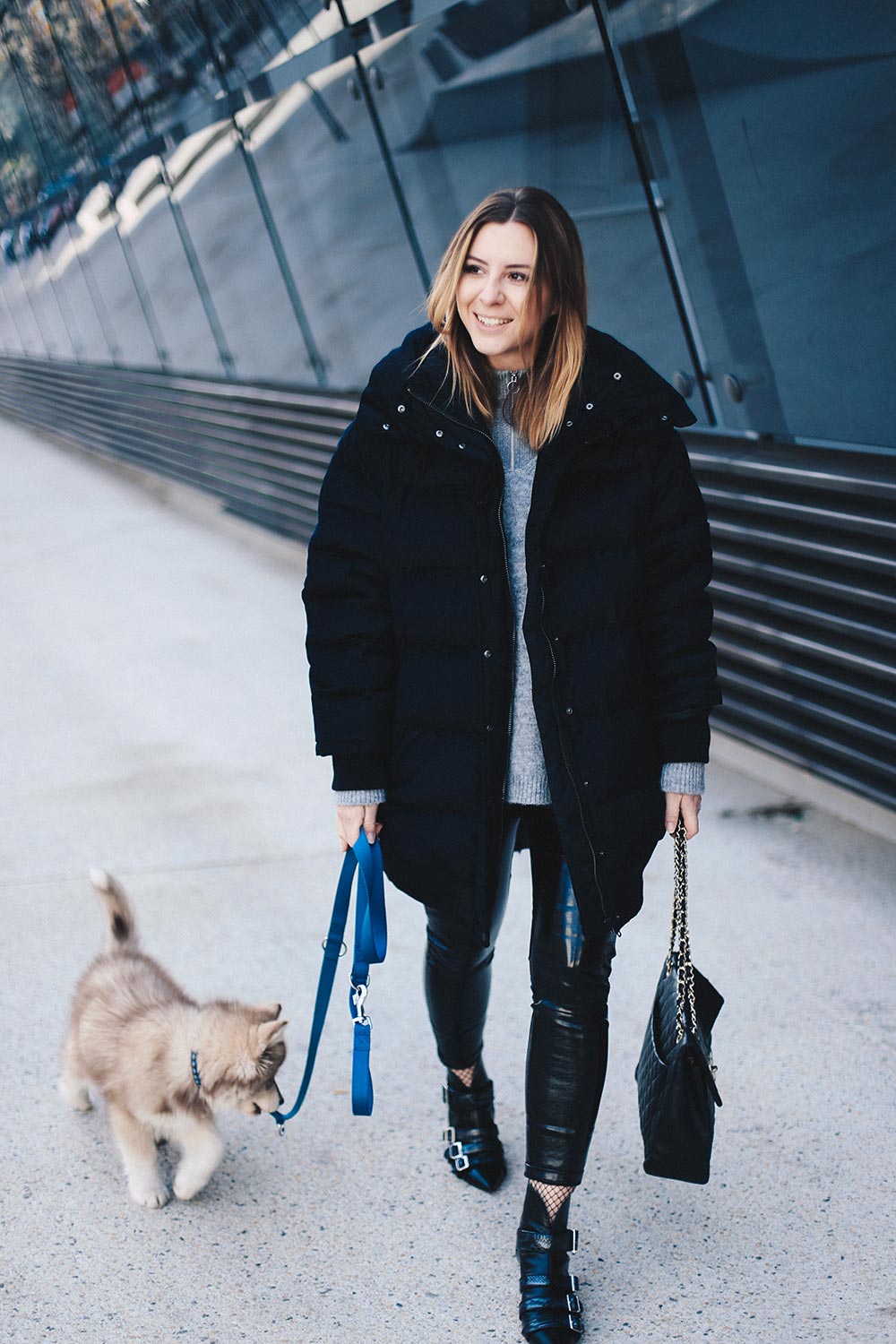 Outfit mit Lacklederhose, Oversize-Pufferjacke, Layering, Winter Outfit, Streetstyle, Fashion Blog, Modeblog, Outfit Blog, whoismocca.me