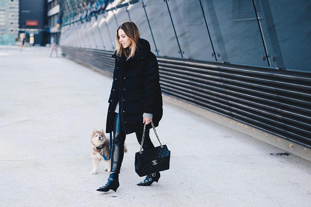 Outfit mit Lacklederhose, Oversize-Pufferjacke, Layering, Winter Outfit, Streetstyle, Fashion Blog, Modeblog, Outfit Blog, whoismocca.me