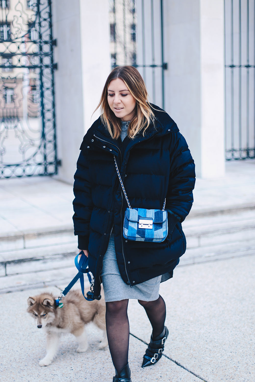 Winter-Streetstyle mit Bleistiftrock und Pufferjacke, Ankle Boots, Modeblog, Fashionblog, Mode Magazin, Outfit Blog, Style Blog, Daunenjacke, whoismocca.me