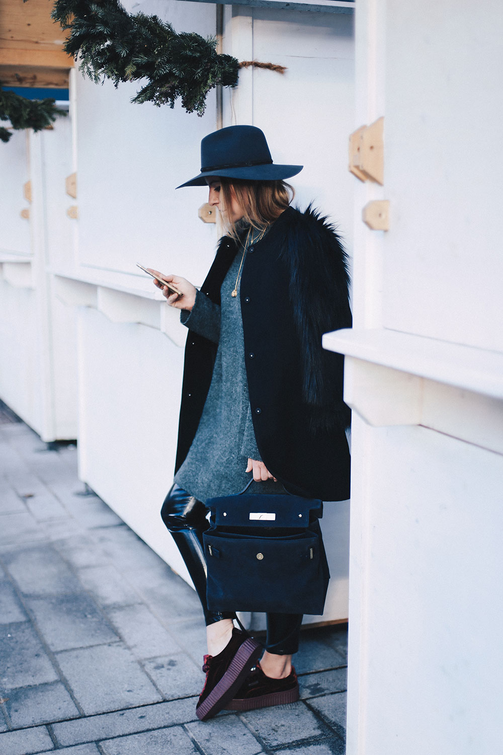 Fenty Creepers, Puma, Rihanna, Outfit Idee, Winteroutfit, Streetstyle, Fake Fur, Lackleder, Outfit Blog, Modeblog, Fashion Blog, Style Blog, Kurt Geiger Tasche, Rag & Bone Fedora, whoismocca.me