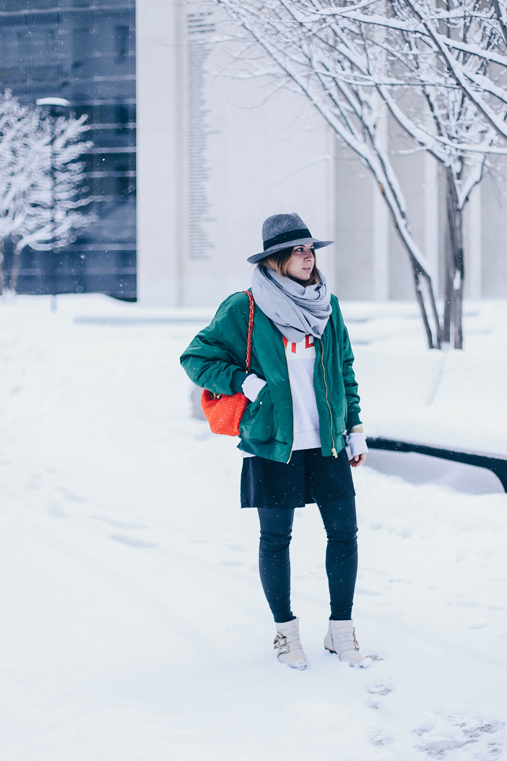 Wie kombiniert man eine Bomberjacke im Winter, grüne Bomberjacke kombinieren, Greenery, Pantone Trendfarbe 2017, Chloe Susanna, Nina Ricci, Rot und Grün Outfit, Winteroutfit, Streetstyle, Outfit Blog, Fashion Blog, Modeblog, whoismocca.me