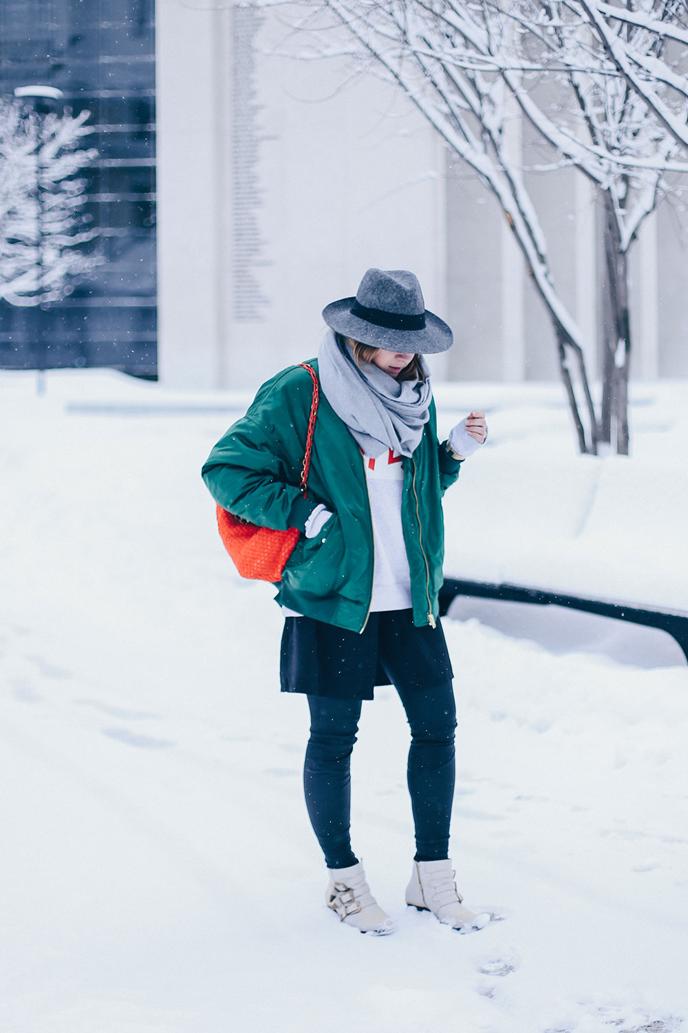 Wie kombiniert man eine Bomberjacke im Winter, grüne Bomberjacke kombinieren, Greenery, Pantone Trendfarbe 2017, Chloe Susanna, Nina Ricci, Rot und Grün Outfit, Winteroutfit, Streetstyle, Outfit Blog, Fashion Blog, Modeblog, whoismocca.me