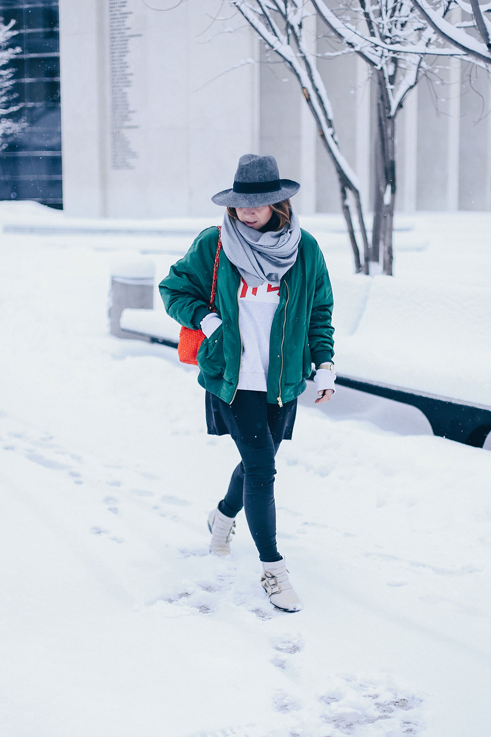 Wie kombiniert man eine Bomberjacke im Winter, grüne Bomberjacke kombinieren, Greenery, Pantone Trendfarbe 2017, Chloe Susanna, Nina Ricci, Rot und Grün Outfit, Winteroutfit, Streetstyle, Outfit Blog, Fashion Blog, Modeblog, whoismocca.me