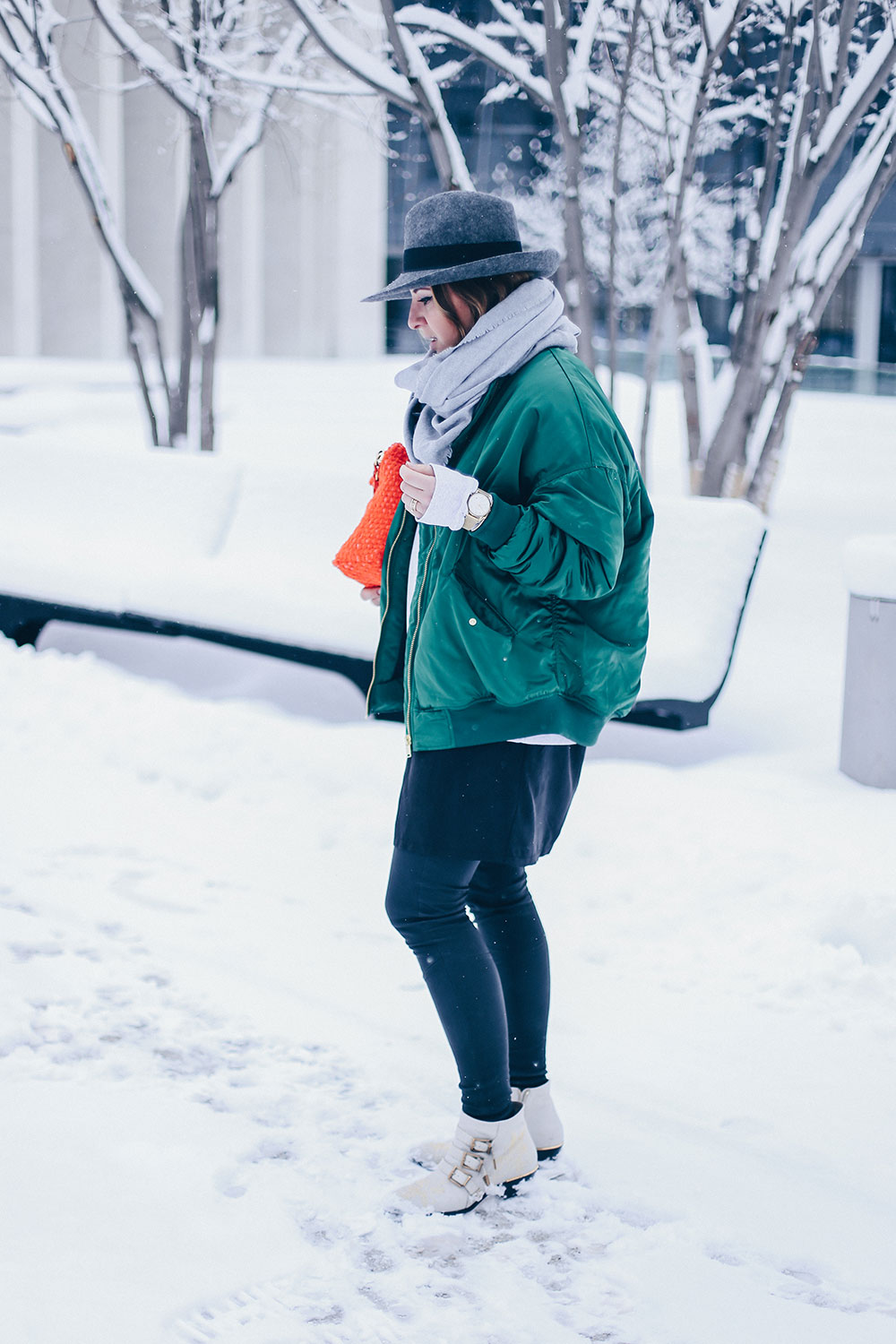 Wie kombiniert man eine Bomberjacke im Winter, grüne Bomberjacke kombinieren, Greenery, Pantone Trendfarbe 2017, Chloe Susanna, Nina Ricci, Rot und Grün Outfit, Winteroutfit, Streetstyle, Outfit Blog, Fashion Blog, Modeblog, whoismocca.me