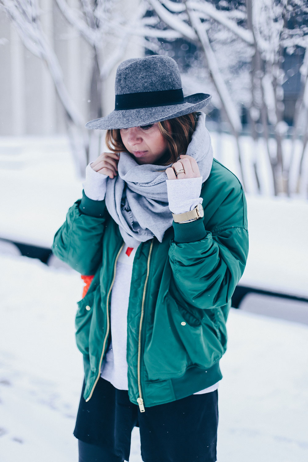 Wie kombiniert man eine Bomberjacke im Winter, grüne Bomberjacke kombinieren, Greenery, Pantone Trendfarbe 2017, Chloe Susanna, Nina Ricci, Rot und Grün Outfit, Winteroutfit, Streetstyle, Outfit Blog, Fashion Blog, Modeblog, whoismocca.me