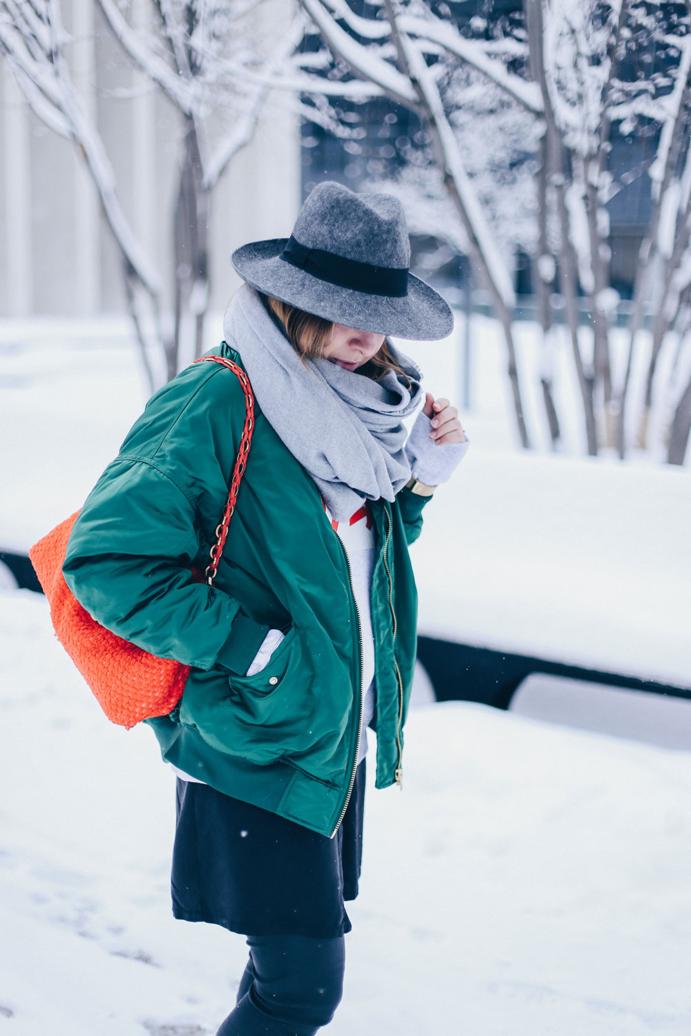 Wie kombiniert man eine Bomberjacke im Winter, grüne Bomberjacke kombinieren, Greenery, Pantone Trendfarbe 2017, Chloe Susanna, Nina Ricci, Rot und Grün Outfit, Winteroutfit, Streetstyle, Outfit Blog, Fashion Blog, Modeblog, whoismocca.me