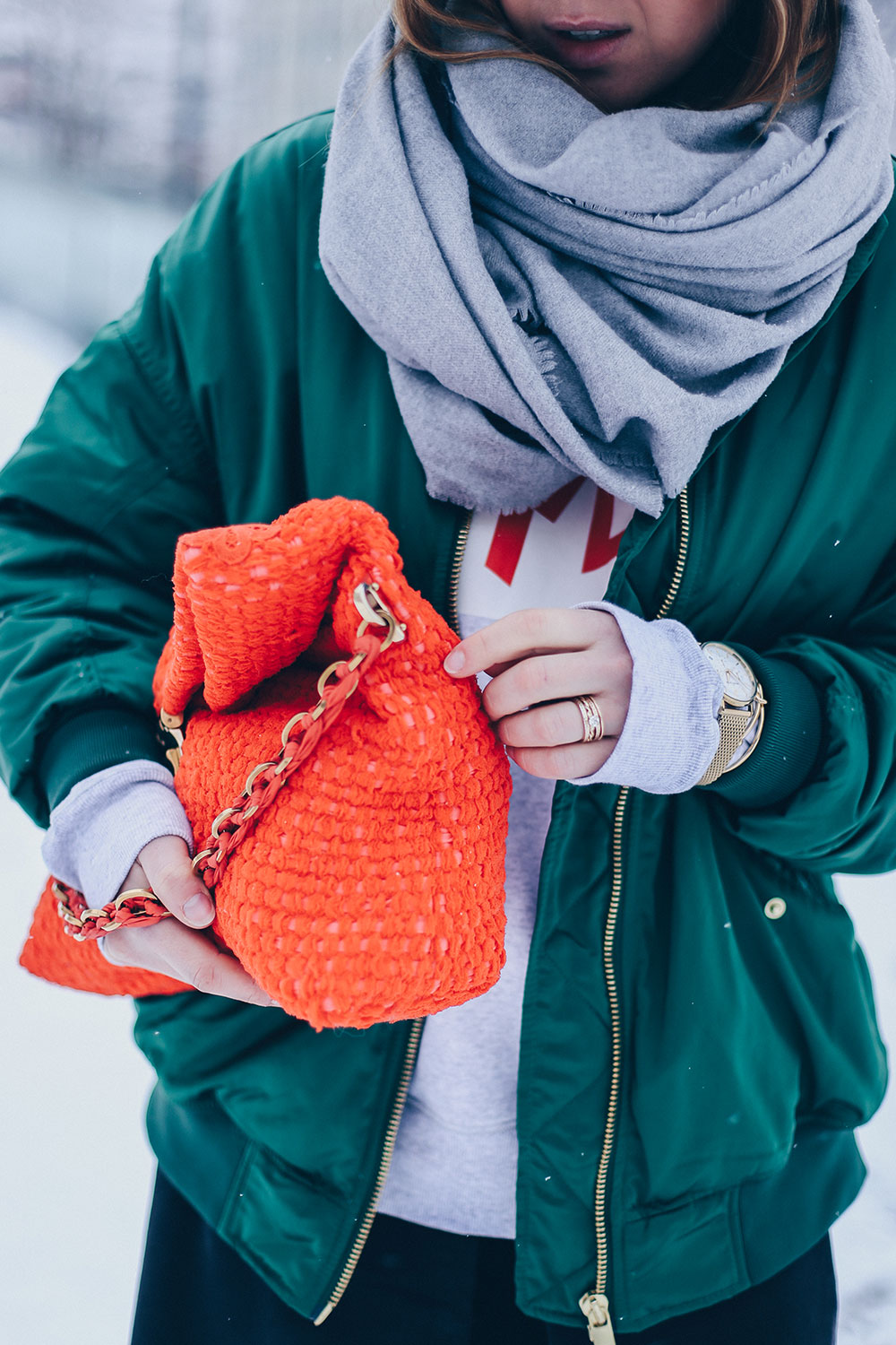 Wie kombiniert man eine Bomberjacke im Winter, grüne Bomberjacke kombinieren, Greenery, Pantone Trendfarbe 2017, Chloe Susanna, Nina Ricci, Rot und Grün Outfit, Winteroutfit, Streetstyle, Outfit Blog, Fashion Blog, Modeblog, whoismocca.me