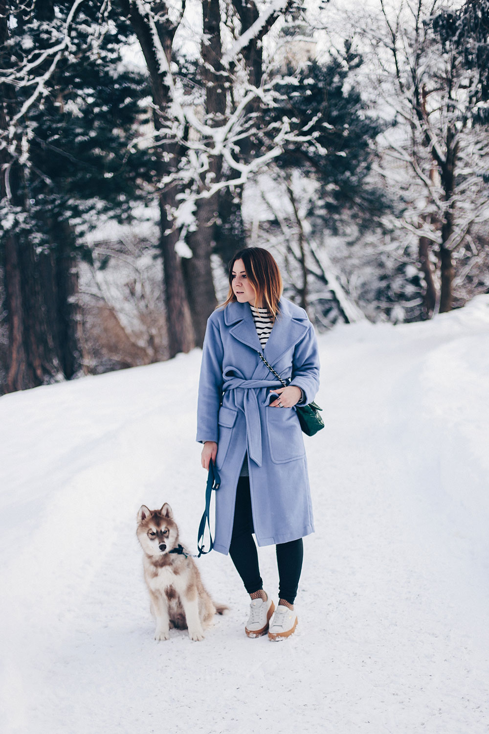 hellblauen Mantel kombinieren, Winter Outfit, Streetstyle, Outfit Blog, Style Blog, Alltagsoutfit, Fenty Puma Sneakers, Fashion Blog, Mode Magazin, whoismocca.me