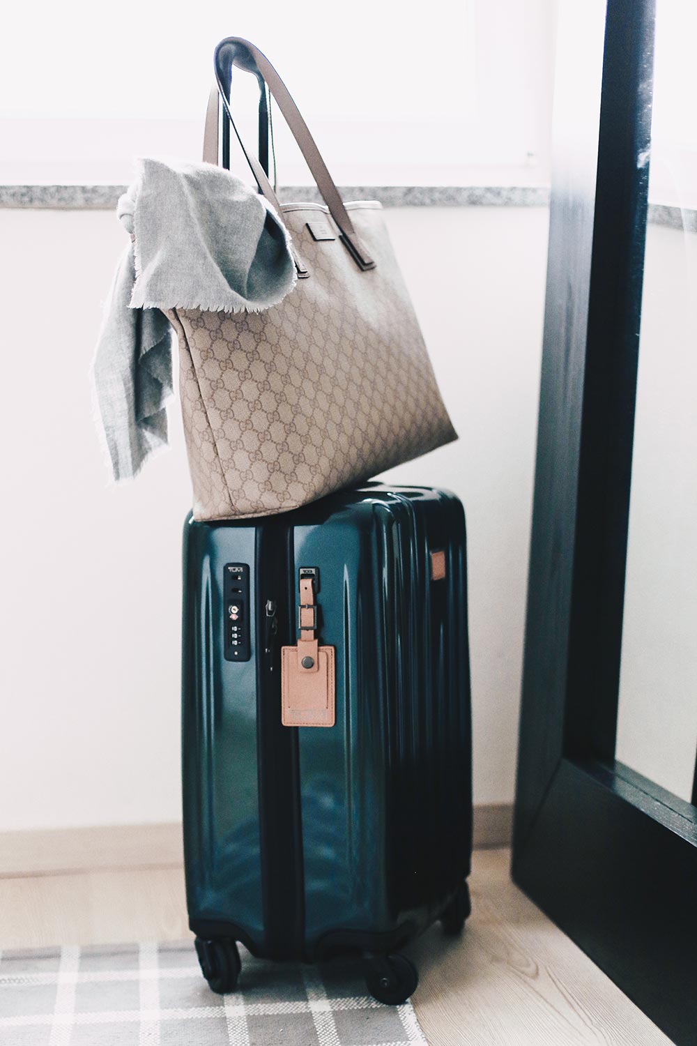 Reise-Outfit, Langstreckenflug, Beautyprodukte Flugreise, Flug Outfit, Handgepäckskoffer Langstreckenflug, Tipps, Tricks, Reiseblog, Travelblog, whoismocca.me