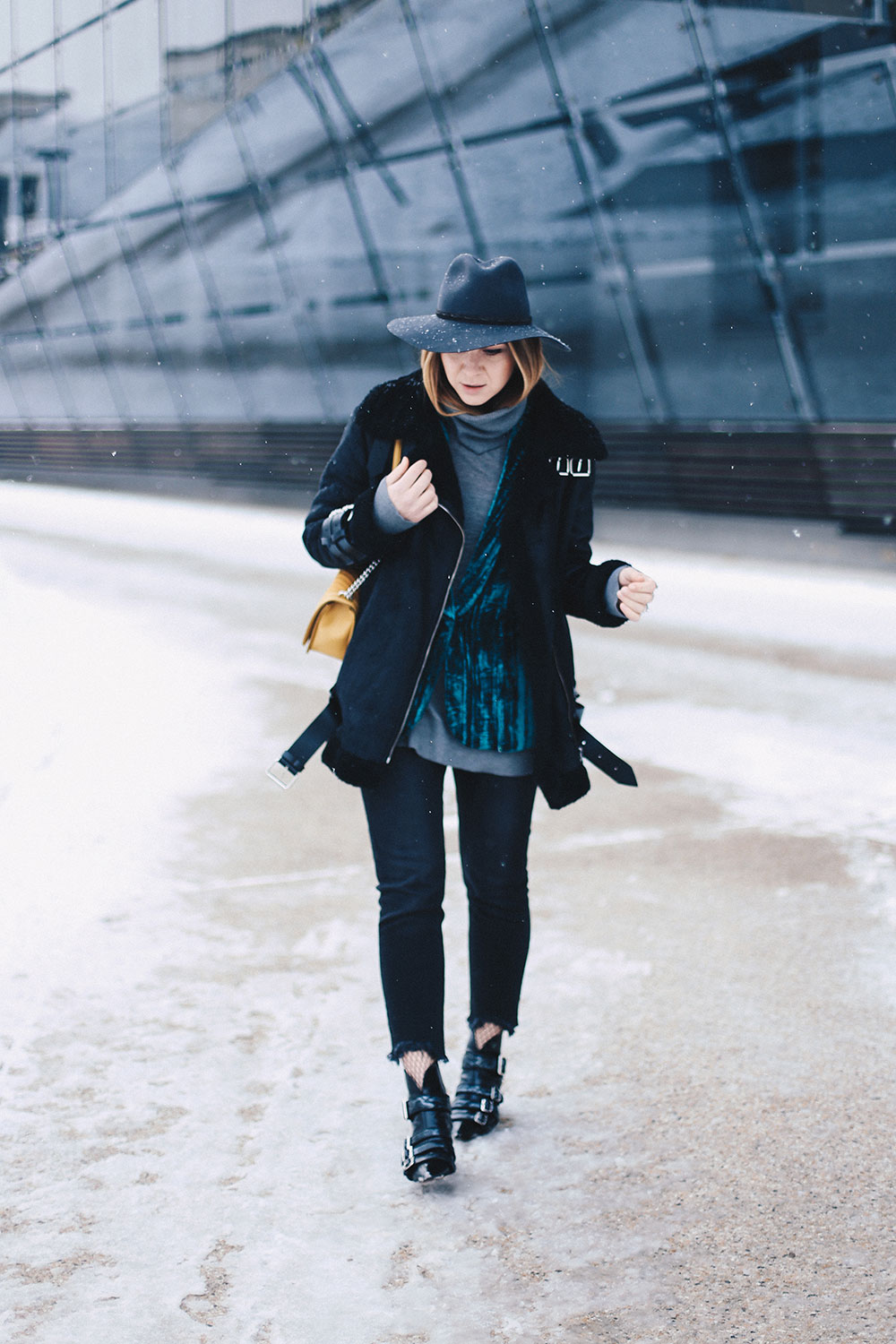 Netzstrumpfhose kombinieren, Cropped Jeans im Winter, Winter Outfit, Streetstyle, Outfit Blog, Style Blog, Fashion Blog, Acne Lookalike Jacket, Rebecca Minkoff Love Bag, Modeblog, whoismocca.me