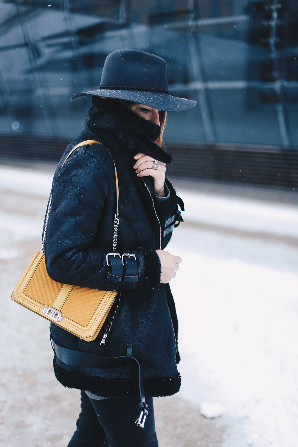 Netzstrumpfhose kombinieren, Cropped Jeans im Winter, Winter Outfit, Streetstyle, Outfit Blog, Style Blog, Fashion Blog, Acne Lookalike Jacket, Rebecca Minkoff Love Bag, Modeblog, whoismocca.me