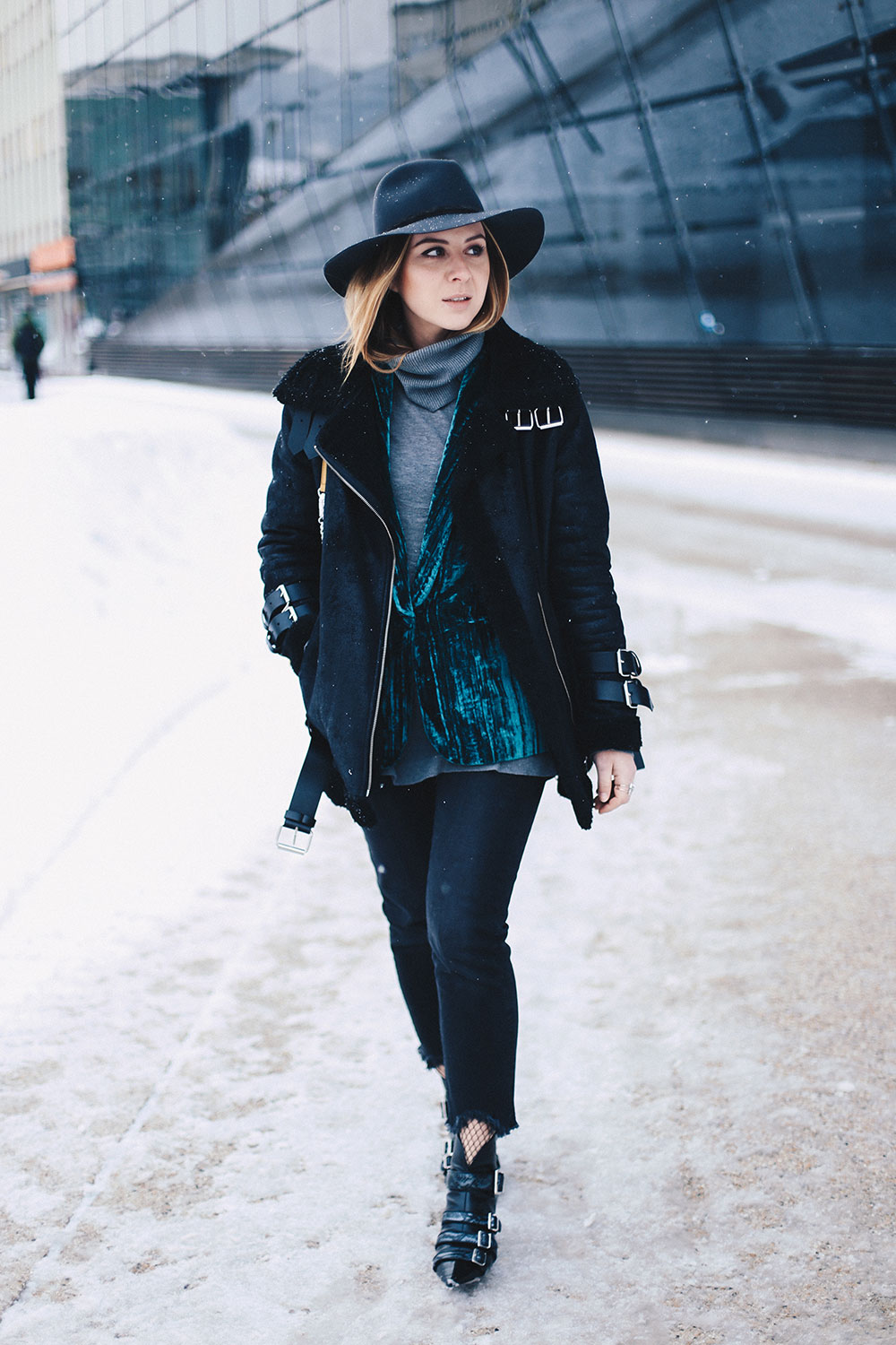 Netzstrumpfhose kombinieren, Cropped Jeans im Winter, Winter Outfit, Streetstyle, Outfit Blog, Style Blog, Fashion Blog, Acne Lookalike Jacket, Rebecca Minkoff Love Bag, Modeblog, whoismocca.me