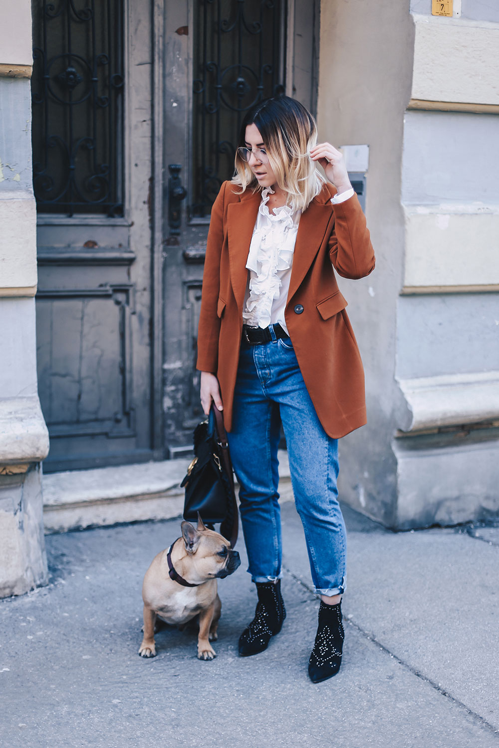 Mom Jeans Style Guide, How to wear a Mom Jeans, Mom Jeans Outfits, Volantbluse, Nietenboots, Streetstyle, Modeblog, Fashion Blog, whoismocca.me