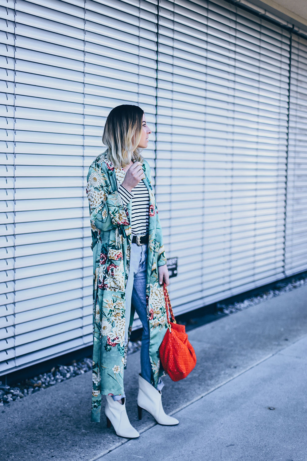 Frühlingsoutfit mit Kimono, how to wear, Chloe Kole Boots, Nina Ricci Vintage Tasche, How to wear a Mom Jeans, Spring Outfit, Blumen Kimono kombinieren, Zara Outfit, Modeblog, Fashion Blog, Style Blog, Outfit Blog, www.whoismocca.me