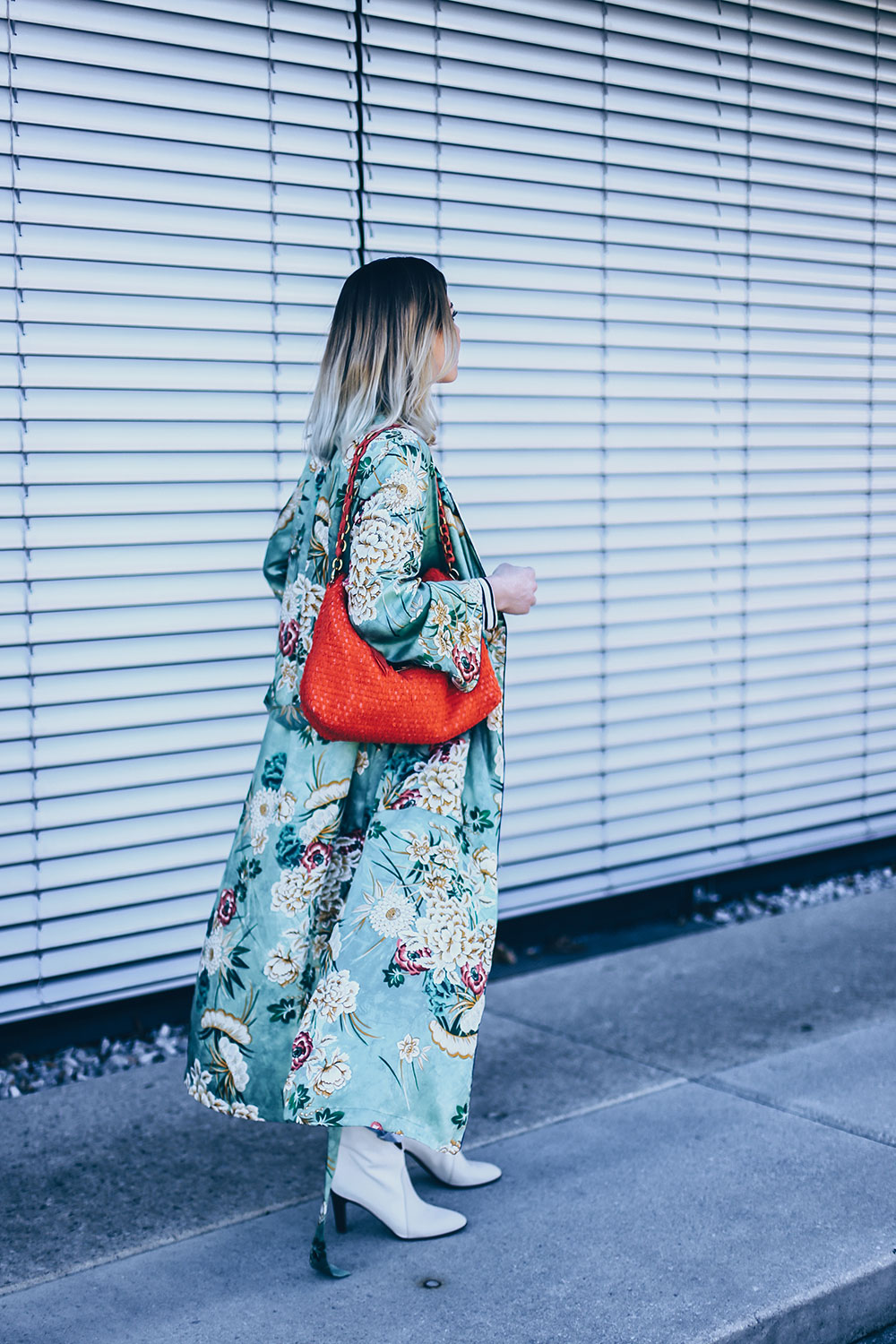 Frühlingsoutfit mit Kimono, how to wear, Chloe Kole Boots, Nina Ricci Vintage Tasche, How to wear a Mom Jeans, Spring Outfit, Blumen Kimono kombinieren, Zara Outfit, Modeblog, Fashion Blog, Style Blog, Outfit Blog, www.whoismocca.me