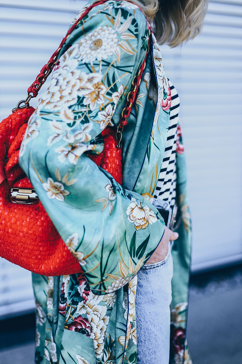 Frühlingsoutfit mit Kimono, how to wear, Chloe Kole Boots, Nina Ricci Vintage Tasche, How to wear a Mom Jeans, Spring Outfit, Blumen Kimono kombinieren, Zara Outfit, Modeblog, Fashion Blog, Style Blog, Outfit Blog, www.whoismocca.me