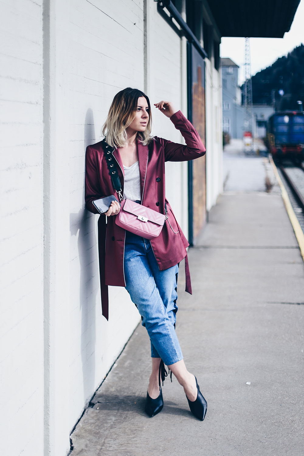 The Eyelet Jeans aka Fashion Forward Denim Trend, How to wear, Pink Bag, Guitar Strap, Pyjama Blazer, Streetstyle, Fashion Blog, Modeblog, Outfit Blog, Style Blog, whoismocca.me