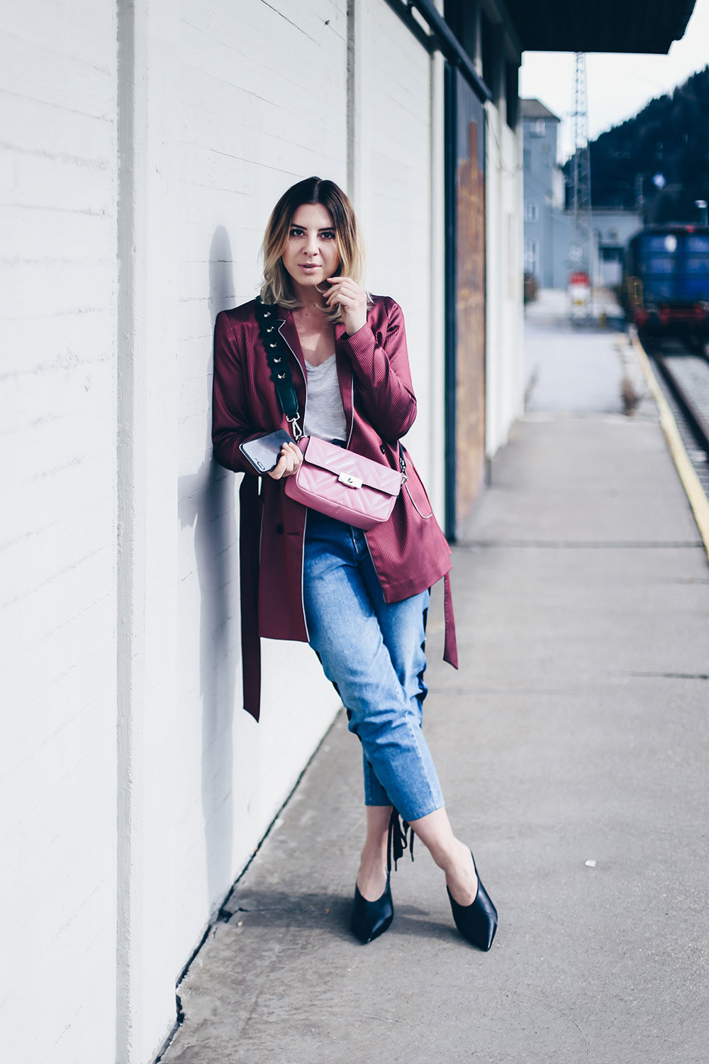 The Eyelet Jeans aka Fashion Forward Denim Trend, How to wear, Pink Bag, Guitar Strap, Pyjama Blazer, Streetstyle, Fashion Blog, Modeblog, Outfit Blog, Style Blog, whoismocca.me