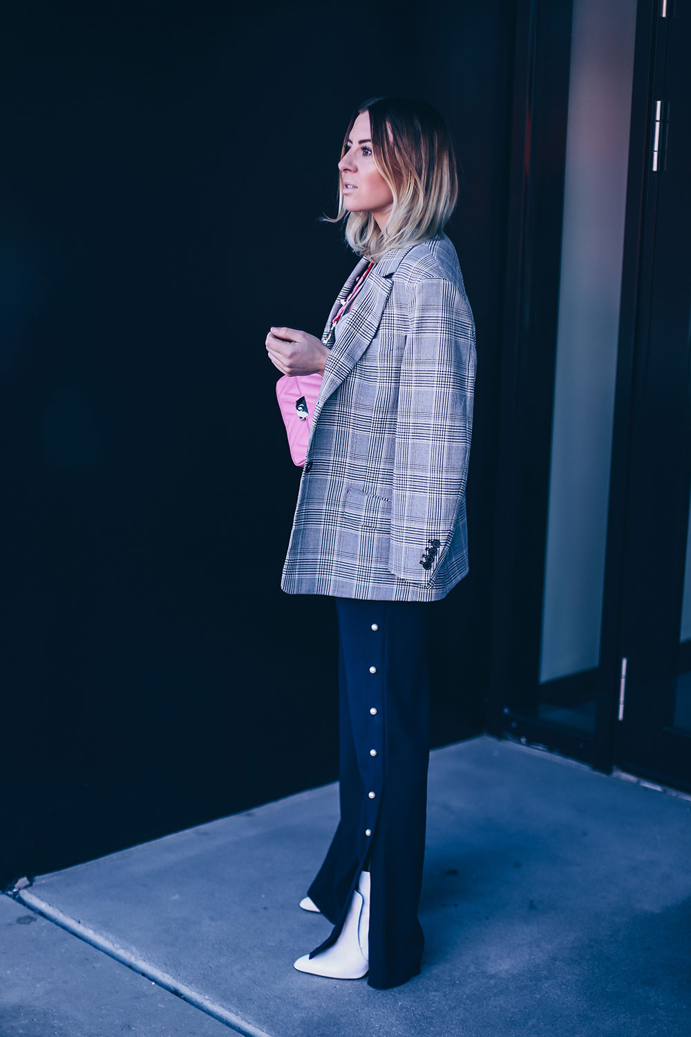 Frühlings Outfit, Hose mit Perlen, Marlenehose stylen, how to wear, Oversize Blazer, Guitar Strap, pinke Tasche, weisse Boots, Fashion Blog, Style Blog, Modeblog, Streetstyle, Tirolblog, www.whoismocca.me