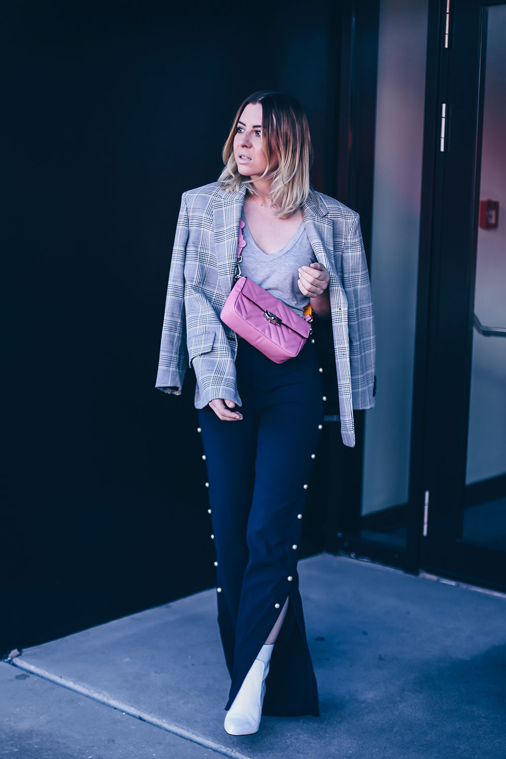 Frühlings Outfit, Hose mit Perlen, Marlenehose stylen, how to wear, Oversize Blazer, Guitar Strap, pinke Tasche, weisse Boots, Fashion Blog, Style Blog, Modeblog, Streetstyle, Tirolblog, www.whoismocca.me