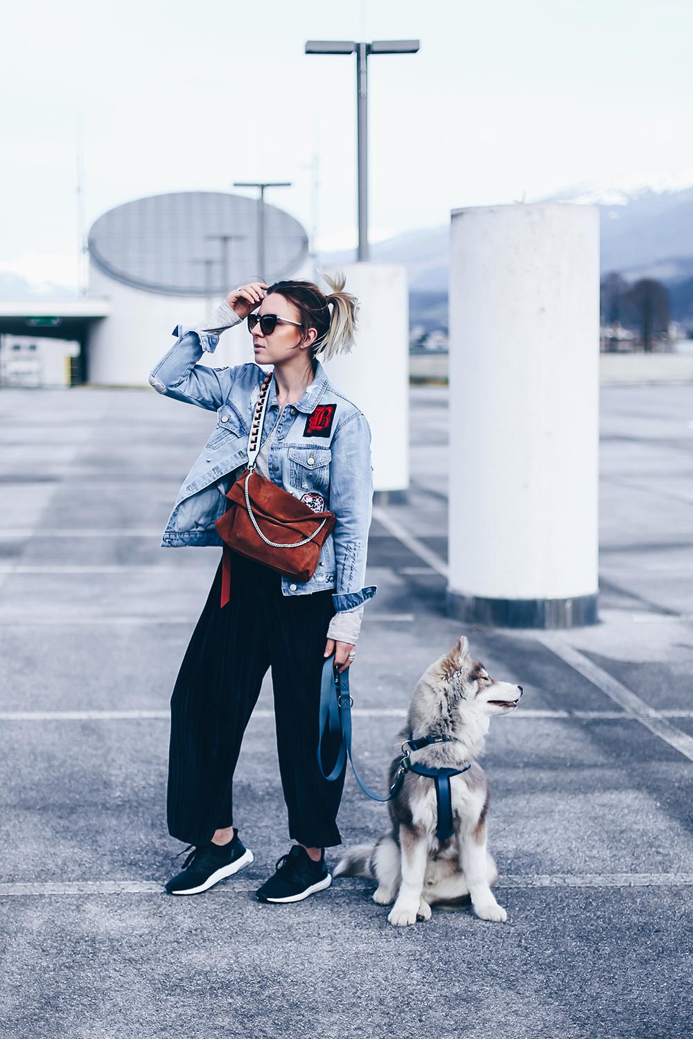 Denim Lover, Jeansjacke kombinieren, Outfit of the day, Samt Culotte, Adidas Ultra Boost, Jeansjacke mit Stickerei, fashion blog, modeblog, Outfit Blog, www.whoismocca.me