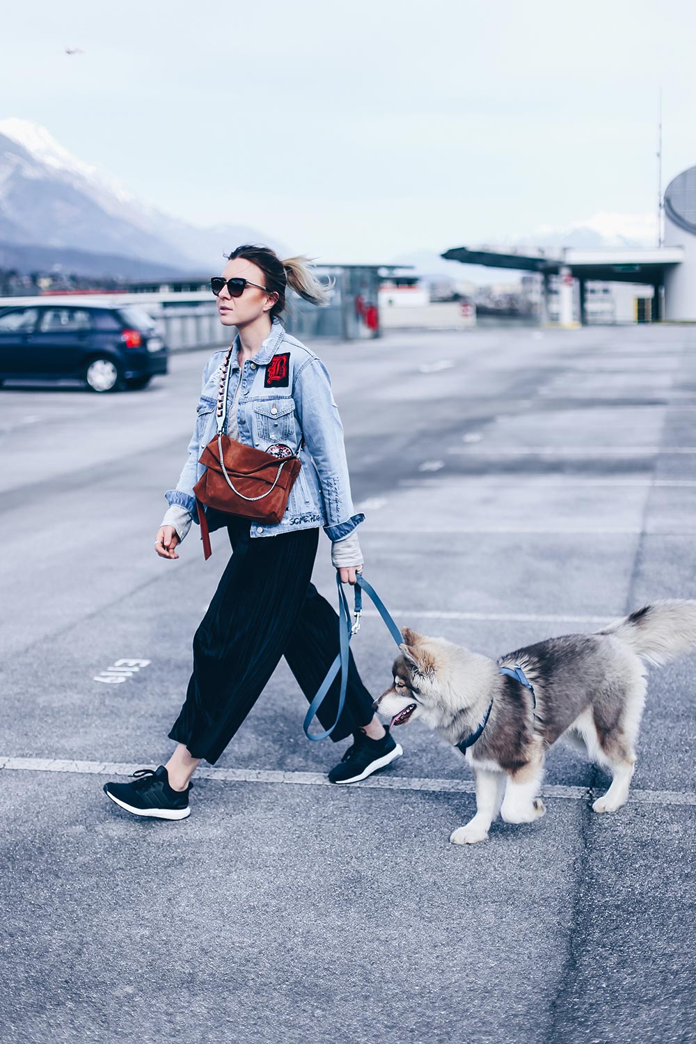 Denim Lover, Jeansjacke kombinieren, Outfit of the day, Samt Culotte, Adidas Ultra Boost, Jeansjacke mit Stickerei, fashion blog, modeblog, Outfit Blog, www.whoismocca.me