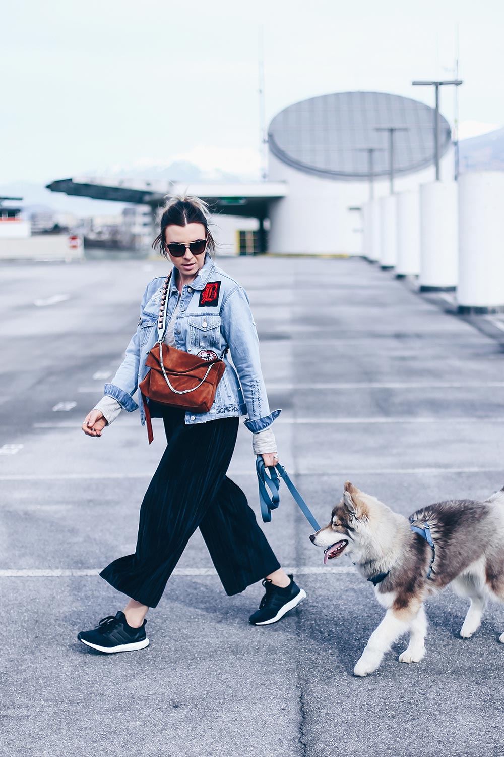 Denim Lover, Jeansjacke kombinieren, Outfit of the day, Samt Culotte, Adidas Ultra Boost, Jeansjacke mit Stickerei, fashion blog, modeblog, Outfit Blog, www.whoismocca.me