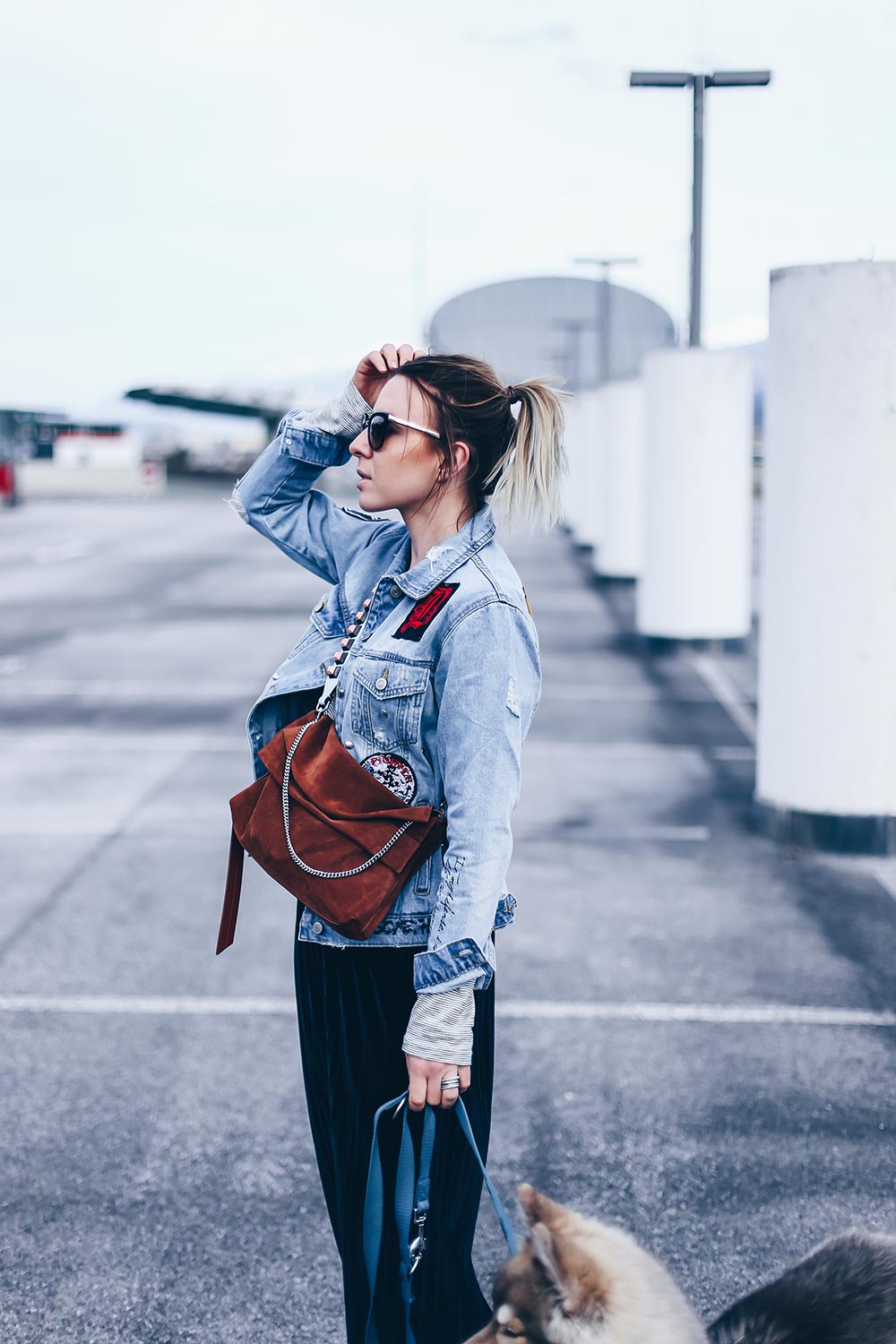 Denim Lover, Jeansjacke kombinieren, Outfit of the day, Samt Culotte, Adidas Ultra Boost, Jeansjacke mit Stickerei, fashion blog, modeblog, Outfit Blog, www.whoismocca.me