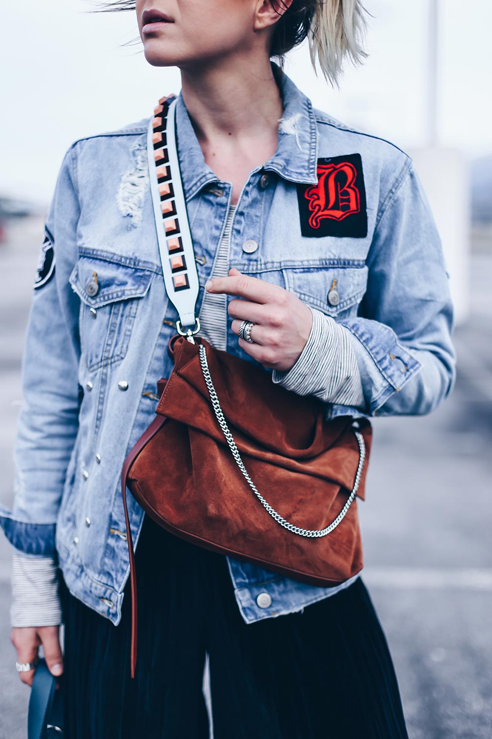 Denim Lover, Jeansjacke kombinieren, Outfit of the day, Samt Culotte, Adidas Ultra Boost, Jeansjacke mit Stickerei, fashion blog, modeblog, Outfit Blog, www.whoismocca.me